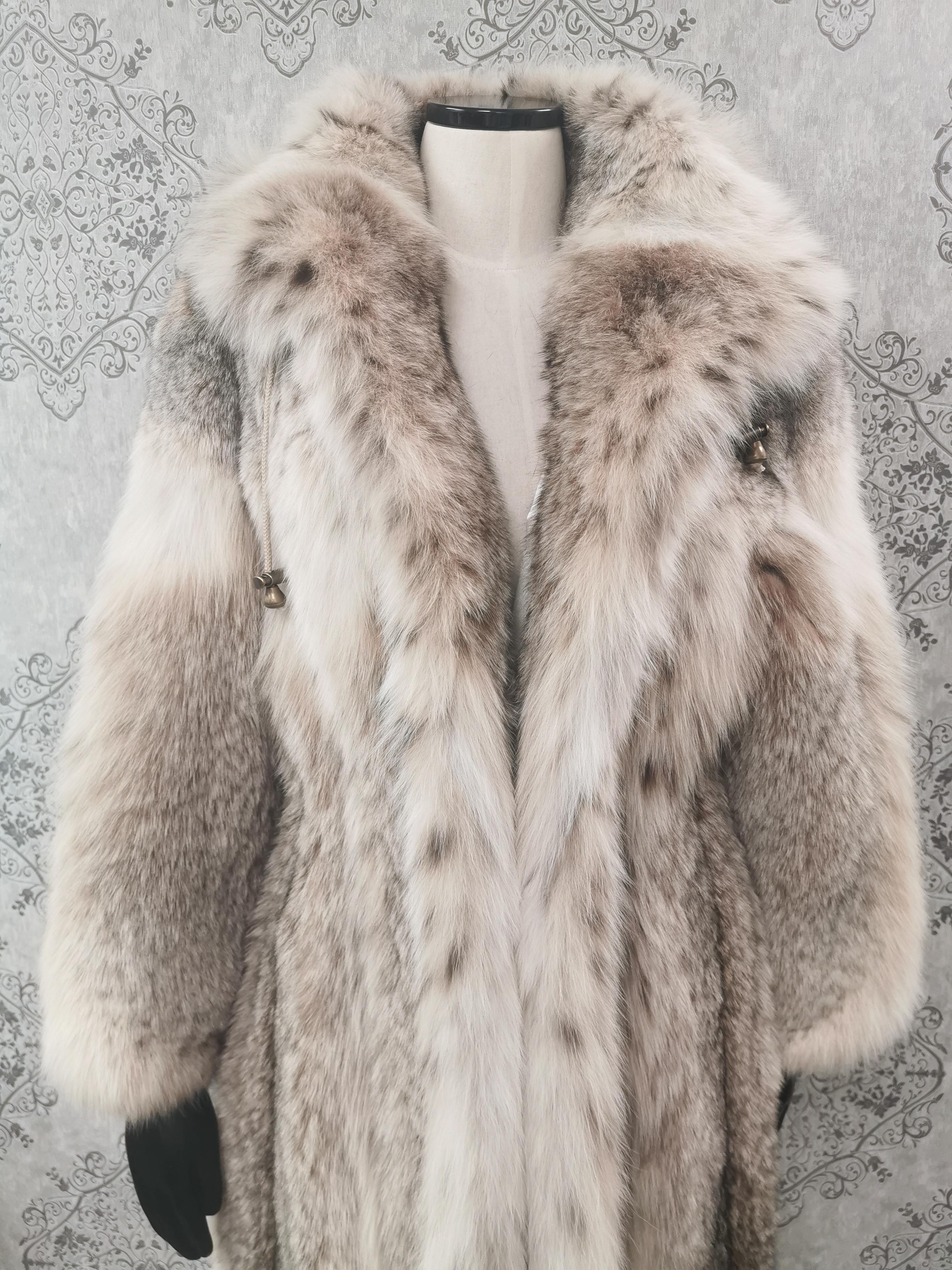 DESCRIPTION : Brand new Montana lynx fur coat with detachable hood size 14 L

Tailored collar, straight sleeves, integraded belt, detachable hood, supple skins, beautiful fresh fur, european german clasps for closure, too slit pockets, nice big full