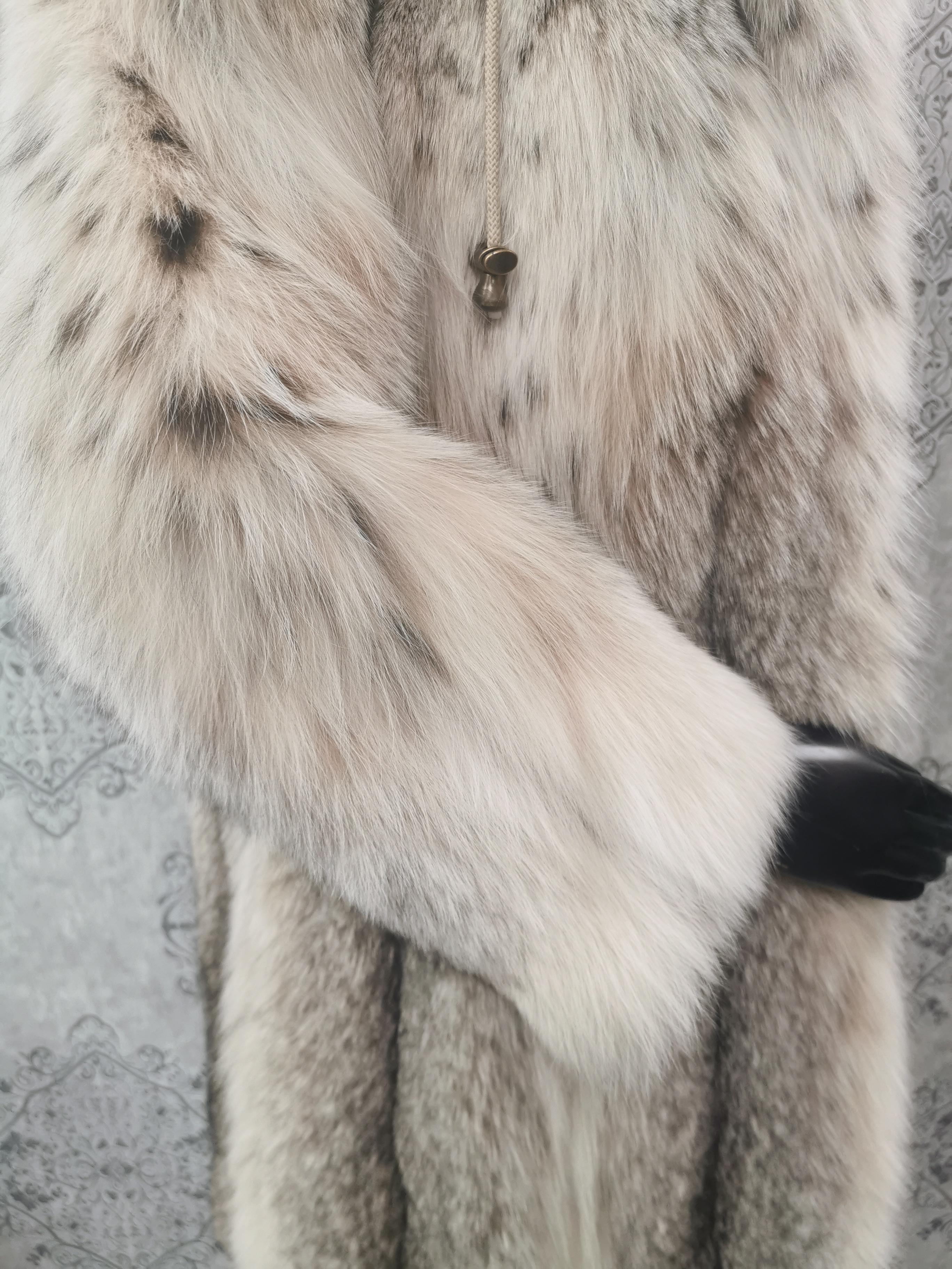 Women's Brand new lightweight lynx fur coat with detachable hood size 14 L For Sale