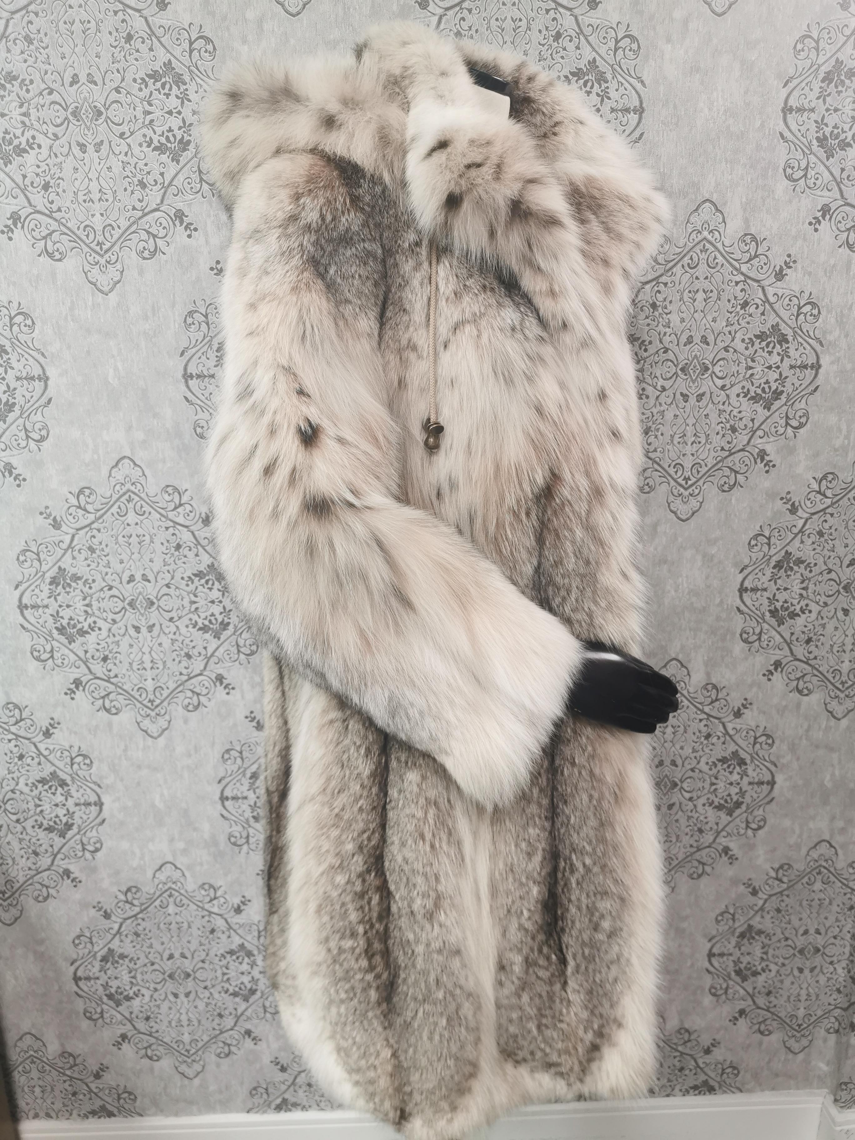 Brand new lightweight lynx fur coat with detachable hood size 24 XXL In New Condition For Sale In Montreal, Quebec
