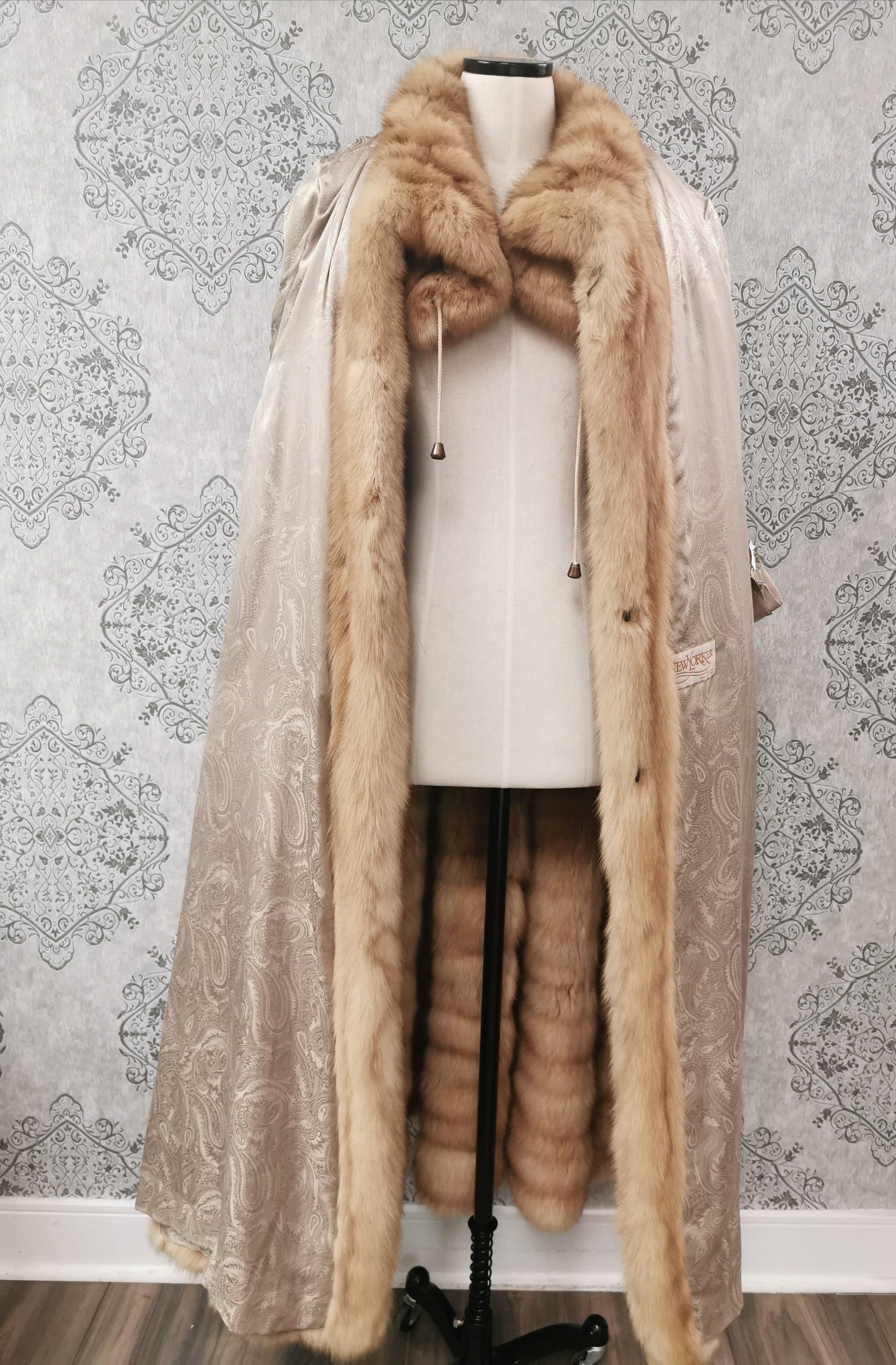 Manteau en fourrure de sable dorée (taille 14/ Large) Neuf avec étiquette en vente 3
