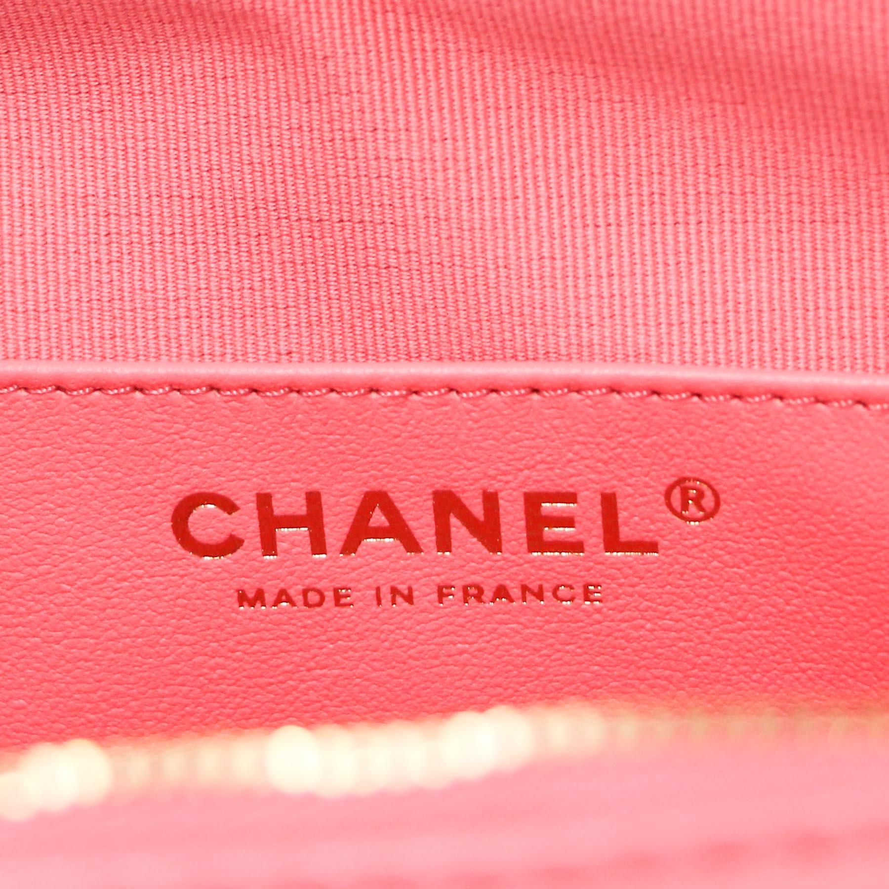 Rose Brand New Pink Chanel Heart Bag en vente