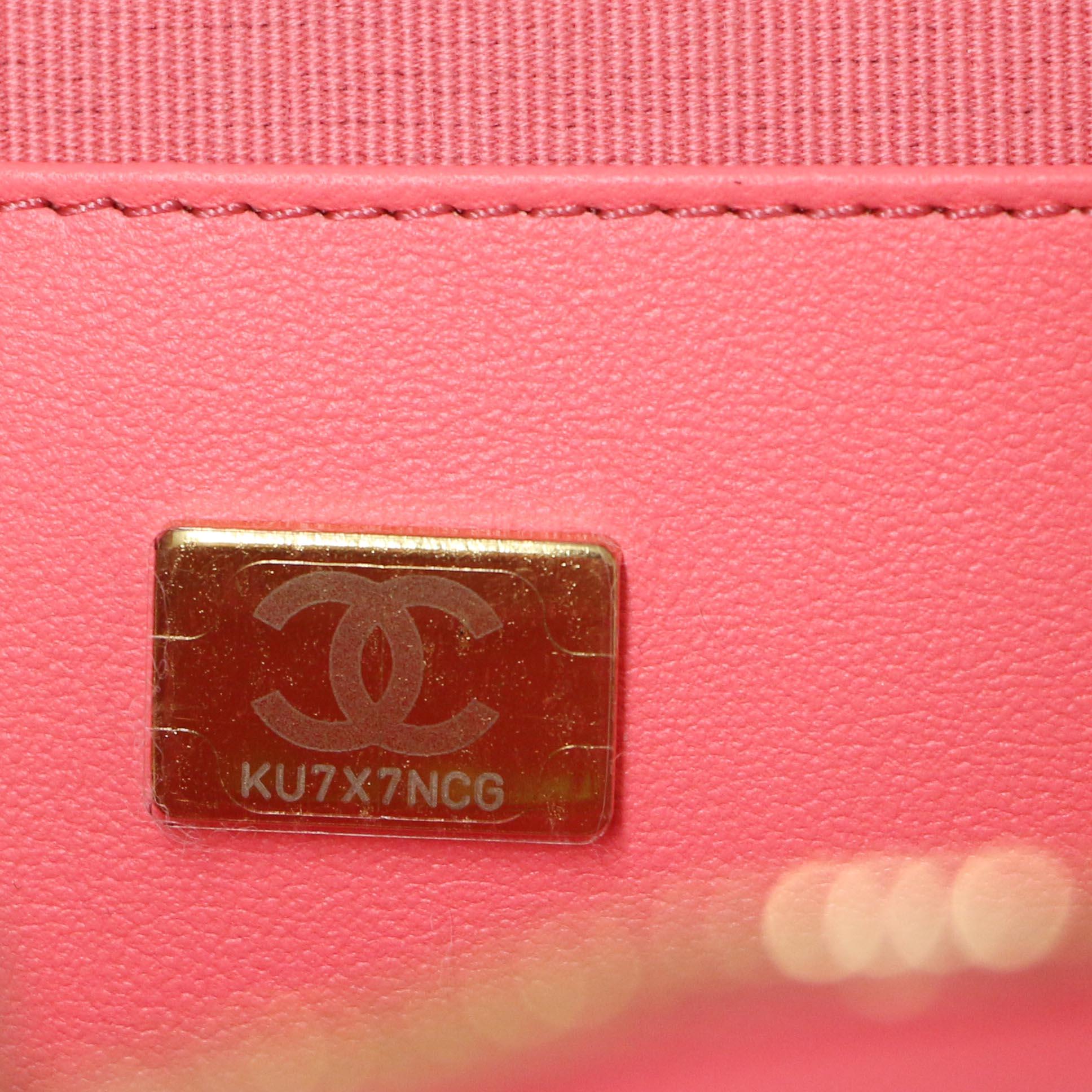 Brand New Pink Chanel Heart Bag Unisexe en vente