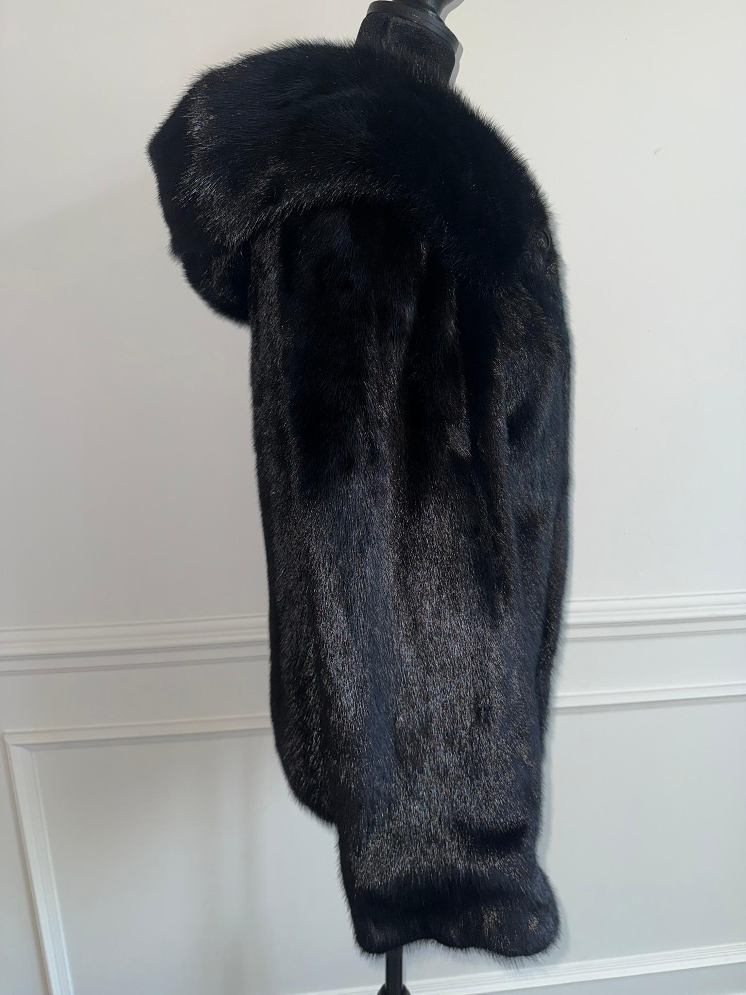 Nuova giacca in pelliccia di visone nero pece con doppio cappuccio di pelliccia  (Taglia 8 - M) in vendita 5