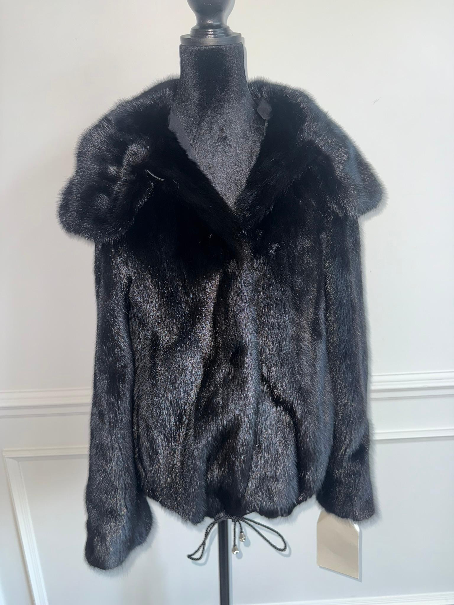 Nuova giacca in pelliccia di visone nero pece con doppio cappuccio di pelliccia  (Taglia 8 - M) 

in un colore incontaminato e lucente come il visone

Collo a barchetta, cappuccio oversize in doppia pelliccia, maniche con polsini a campana, chiusura