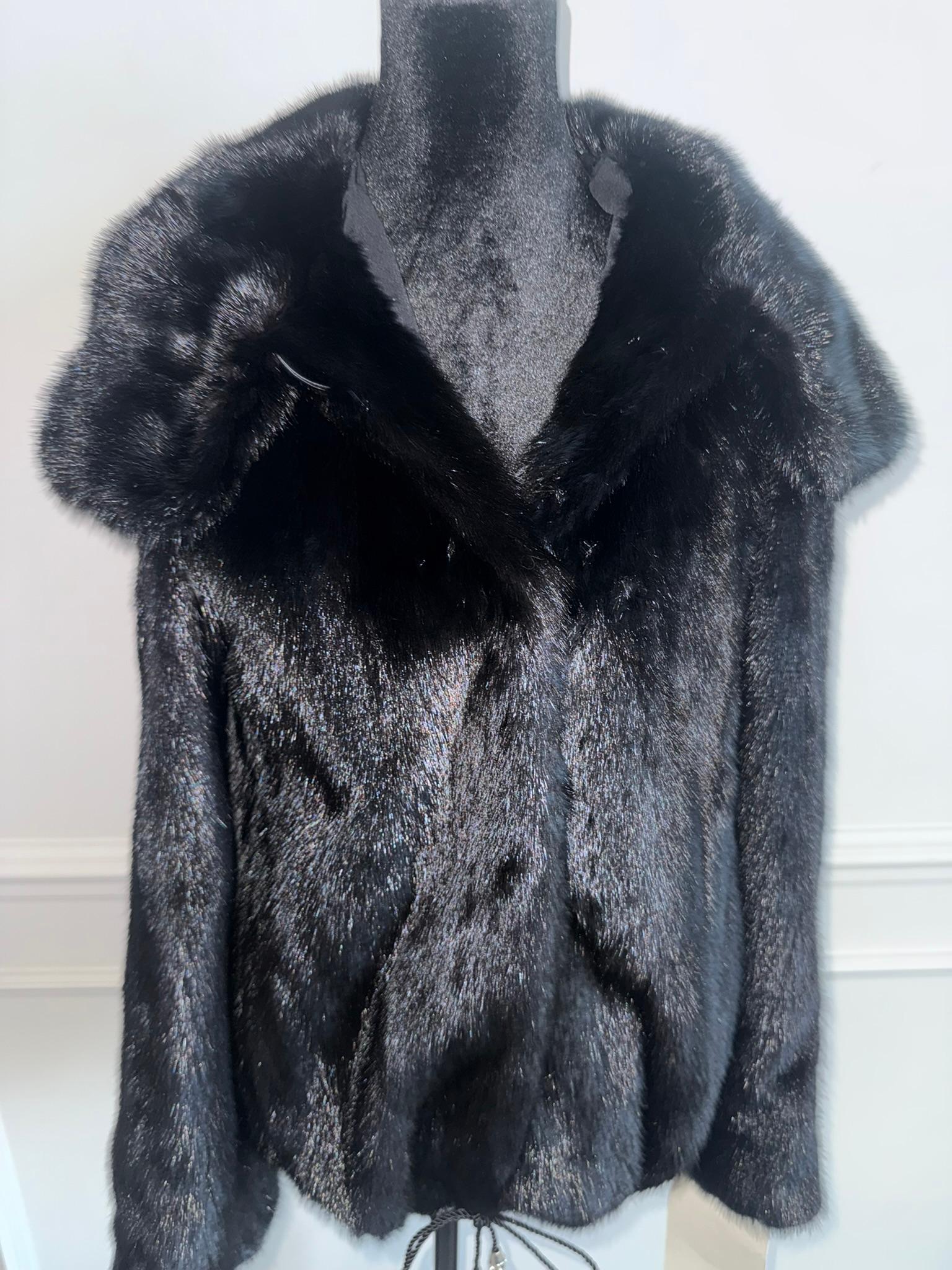 Nero Nuova giacca in pelliccia di visone nero pece con doppio cappuccio di pelliccia  (Taglia 8 - M) in vendita