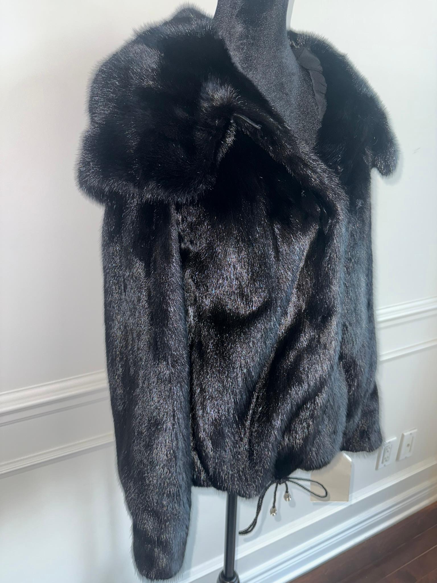 Nuova giacca in pelliccia di visone nero pece con doppio cappuccio di pelliccia  (Taglia 8 - M) In condizioni Nuovo in vendita a Montreal, Quebec