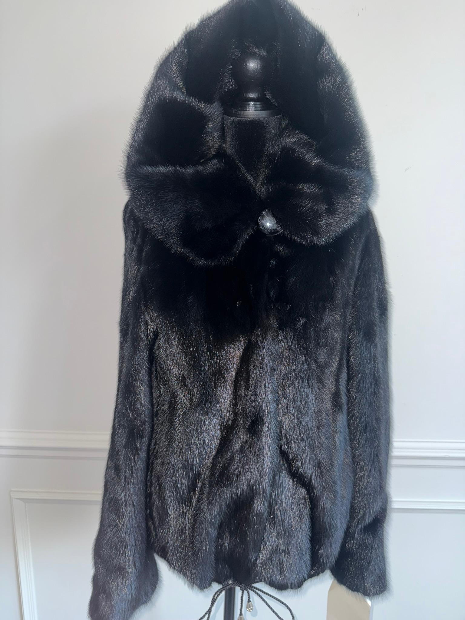 Nuova giacca in pelliccia di visone nero pece con doppio cappuccio di pelliccia  (Taglia 8 - M) in vendita 3
