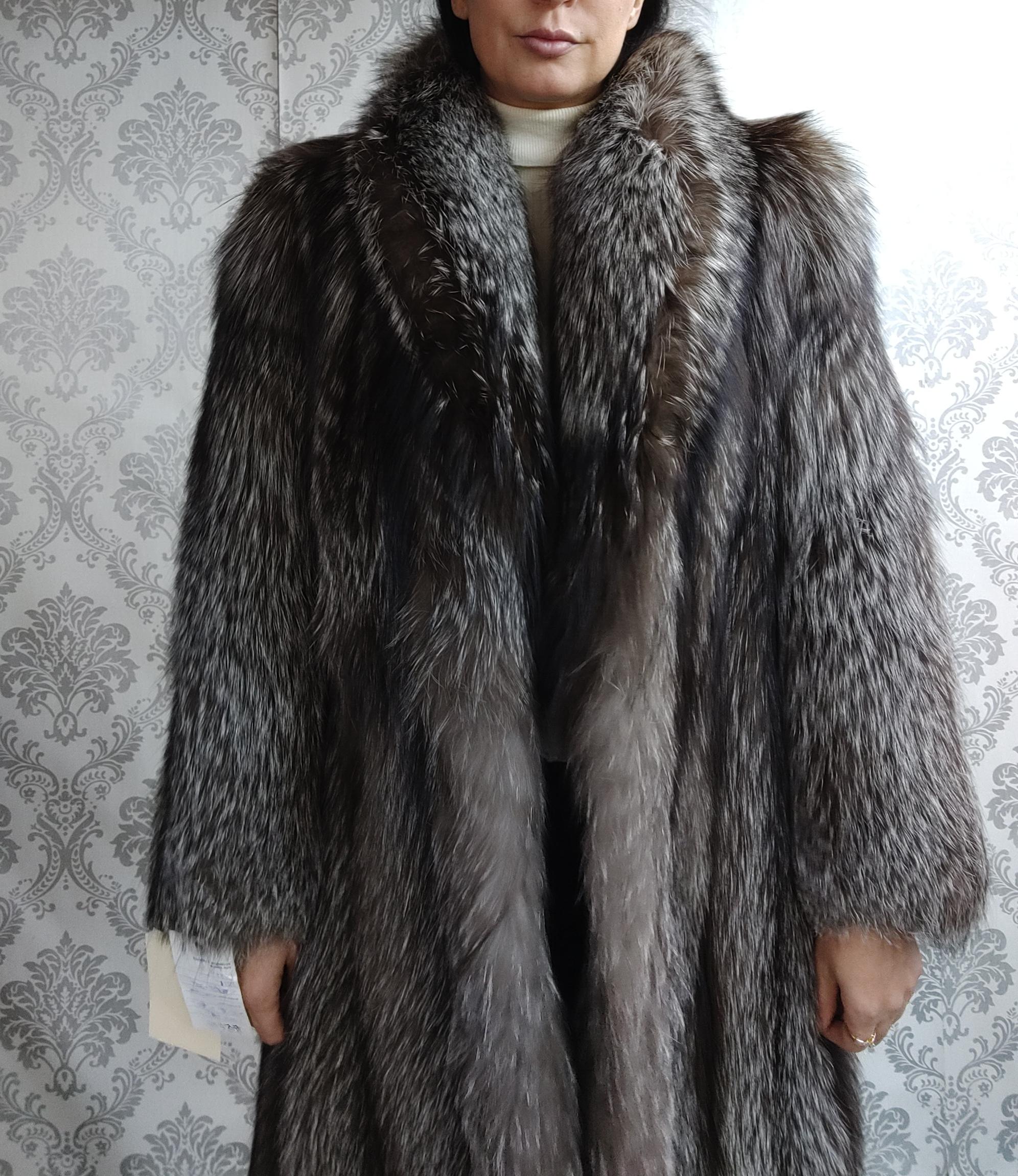 PRODUCT DESCRIPTION:

Brand new SAGA stylish Silver fox fur mid-length coat 

Condition: Like New

Closure: Hooks & Eyes

Color: Black, silver and gray

Material: Silver Fox

Garment type: Mid-length Coat

Sleeves: Straight

Pockets: Two side