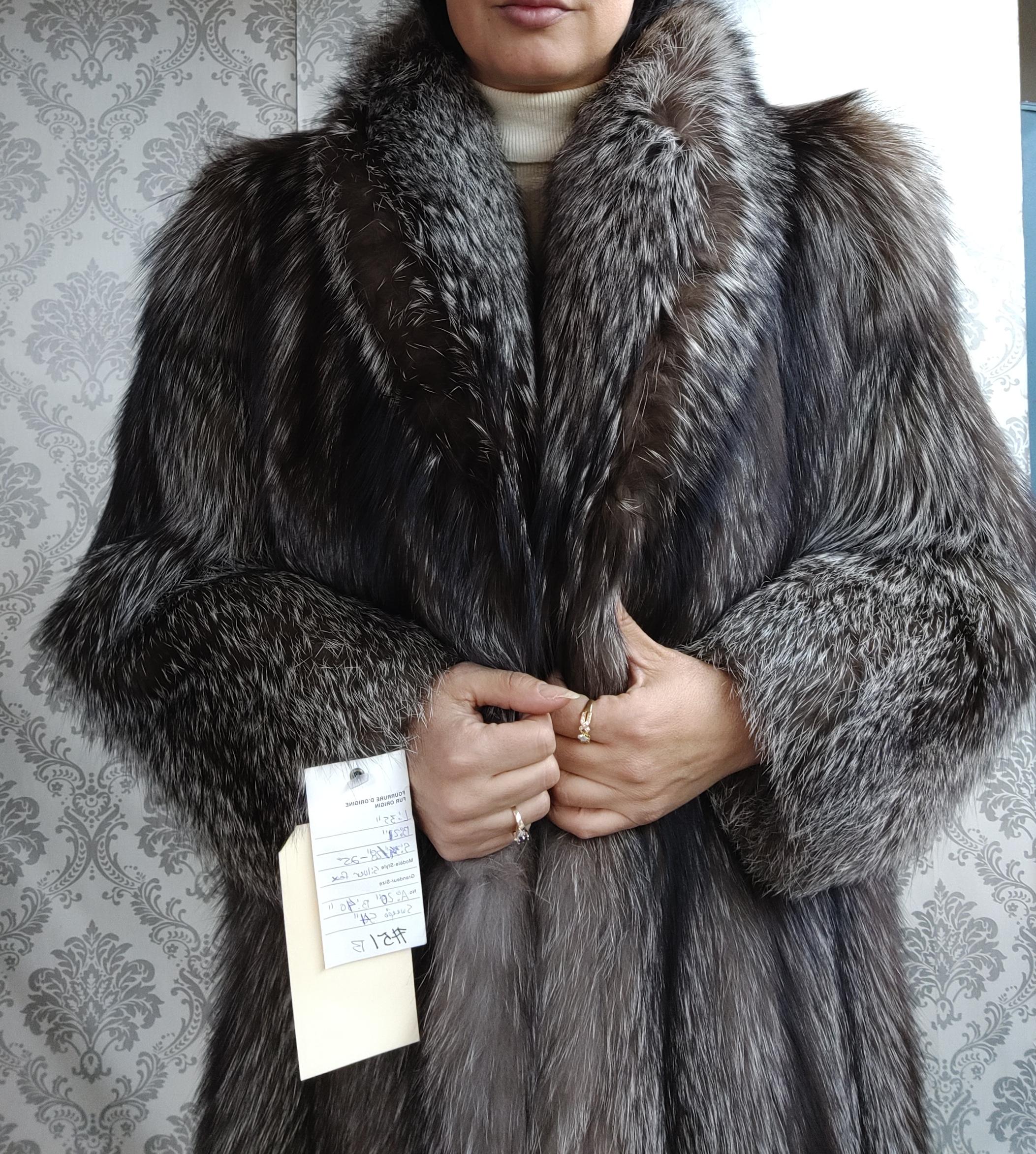 Brand New renowned SAGA Silver Fox Fur Coat (size 6-8/S) In New Condition In Montreal, Quebec