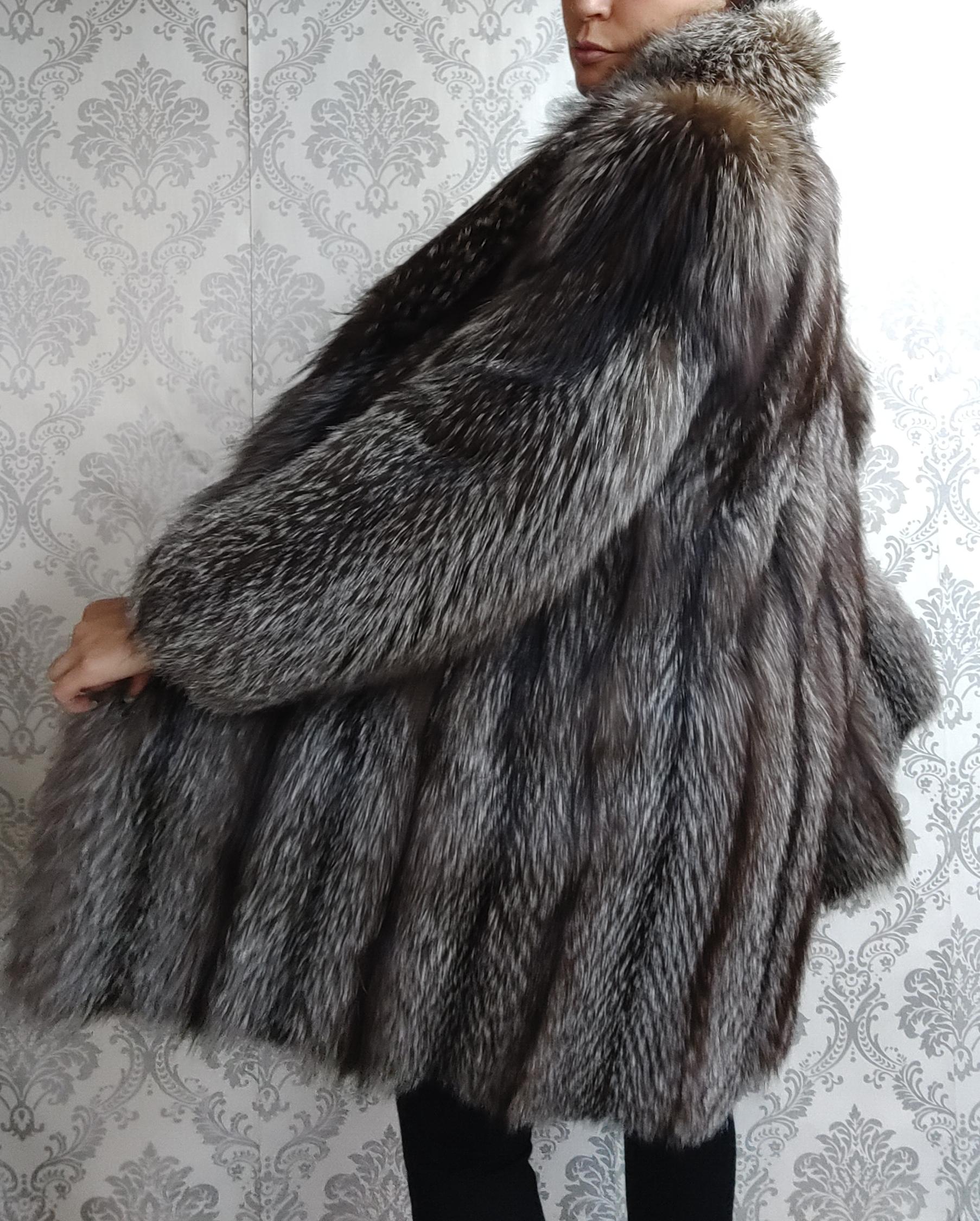 Women's Brand New renowned SAGA Silver Fox Fur Coat (size 6-8/S)
