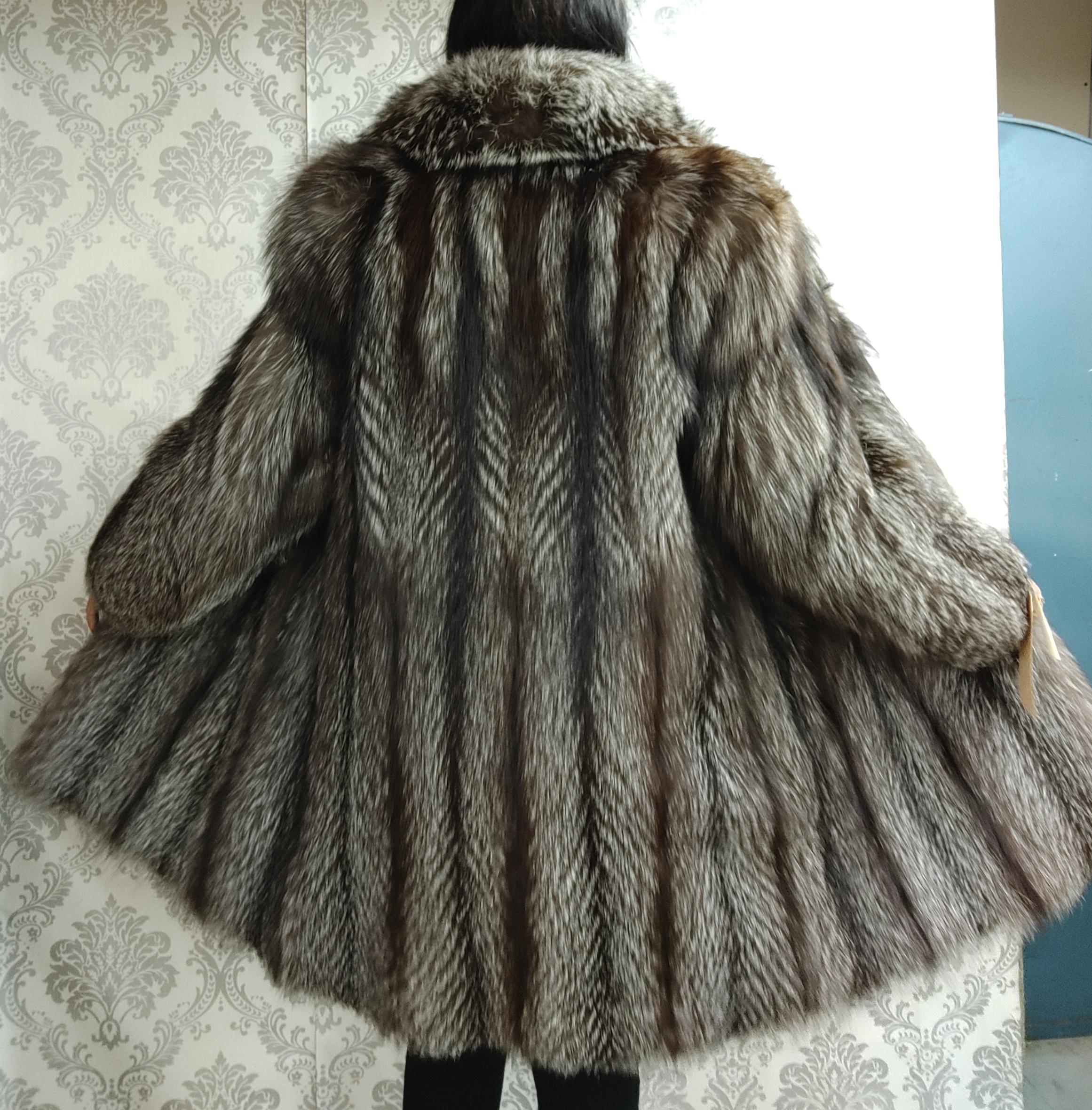 Brand New renowned SAGA Silver Fox Fur Coat (size 6-8/S) 1