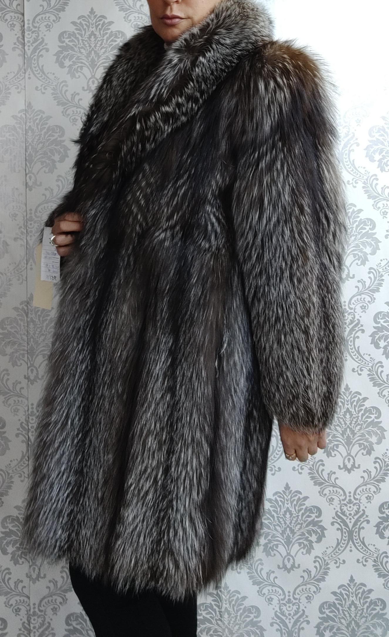 Brand New renowned SAGA Silver Fox Fur Coat (size 6-8/S) 2