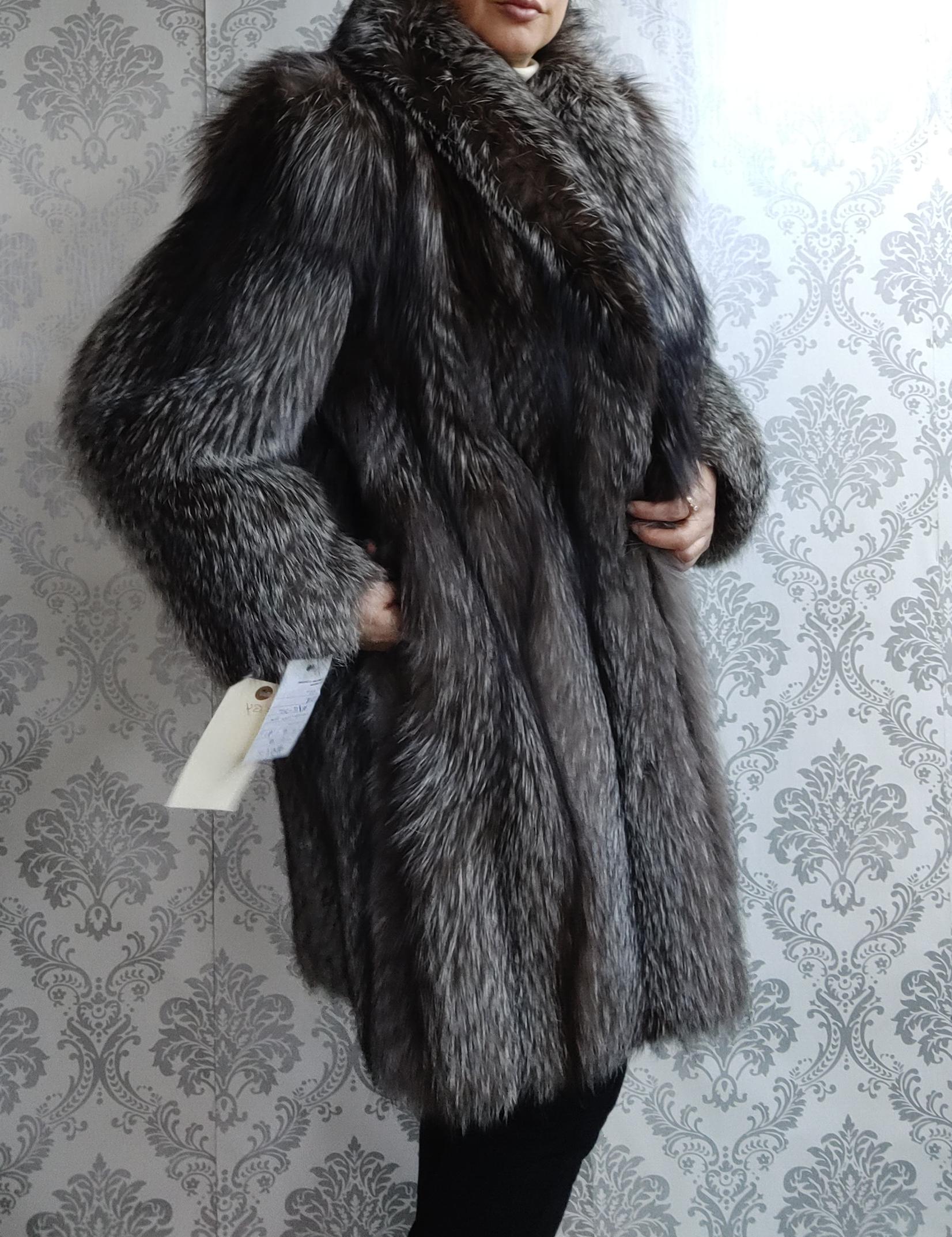 Brand New renowned SAGA Silver Fox Fur Coat (size 6-8/S) 3