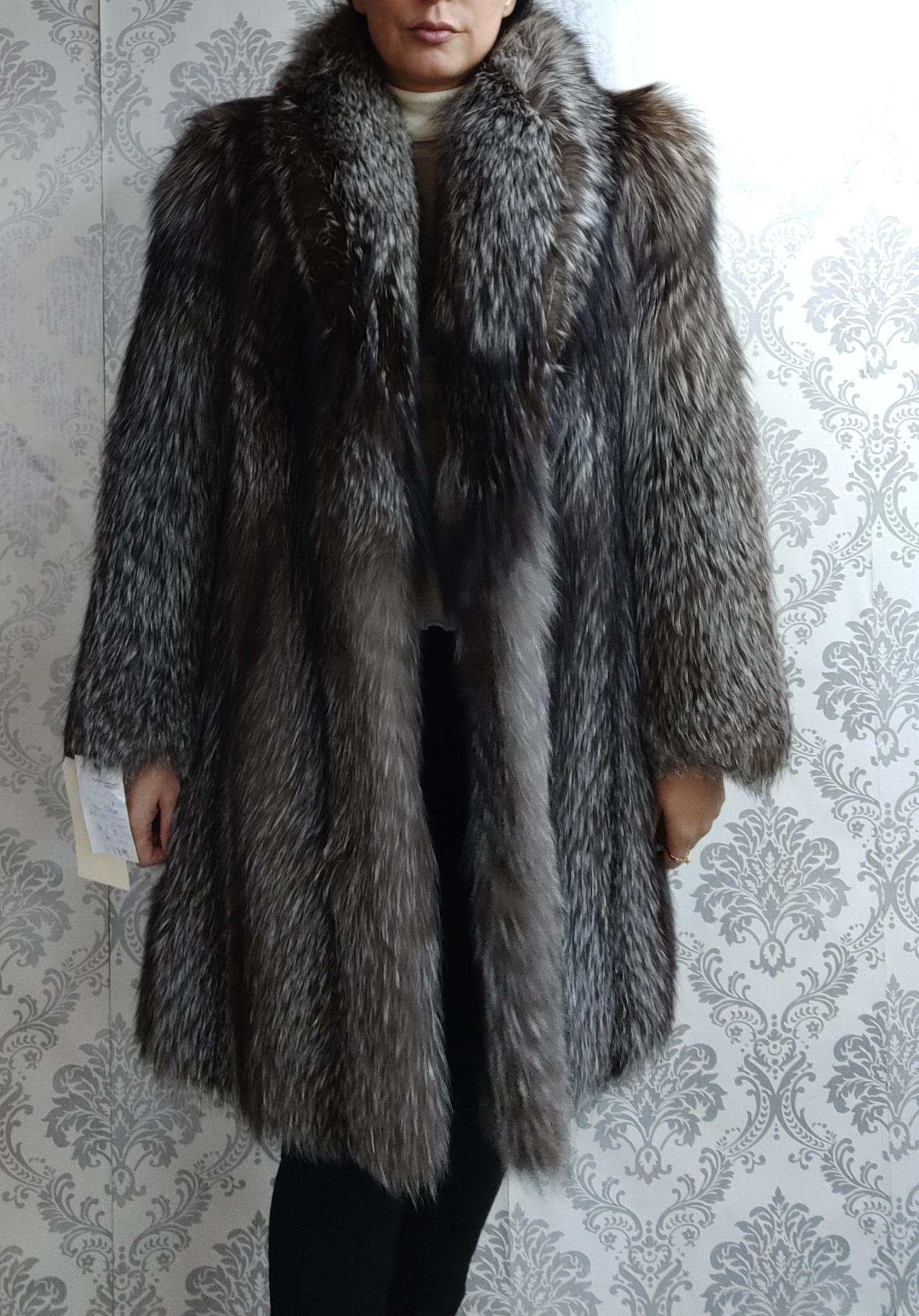 Brand New renowned SAGA Silver Fox Fur Coat (size 6-8/S) 5