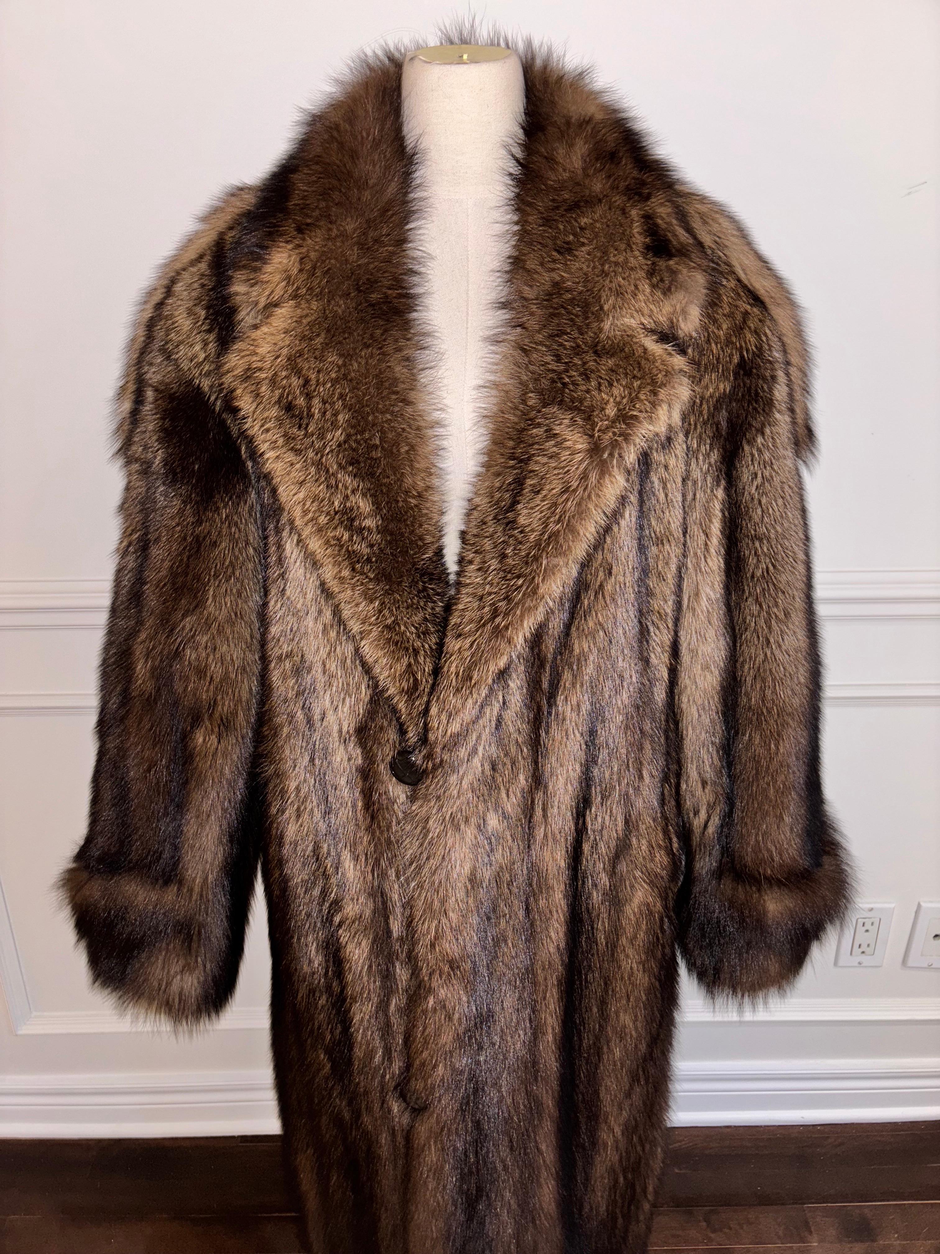 DESCRIPCIÓN : Nuevo abrigo de piel de marta Fischer hombre 54/L

Estado: Nuevo

Cierre: Ganchos y ojetes

Material: Fischer sable 

Tipo de prenda: Chaqueta

Mangas: Recto

Bolsillos: Dos bolsillos laterales

Cuello: muesca 

Forro: Raso de