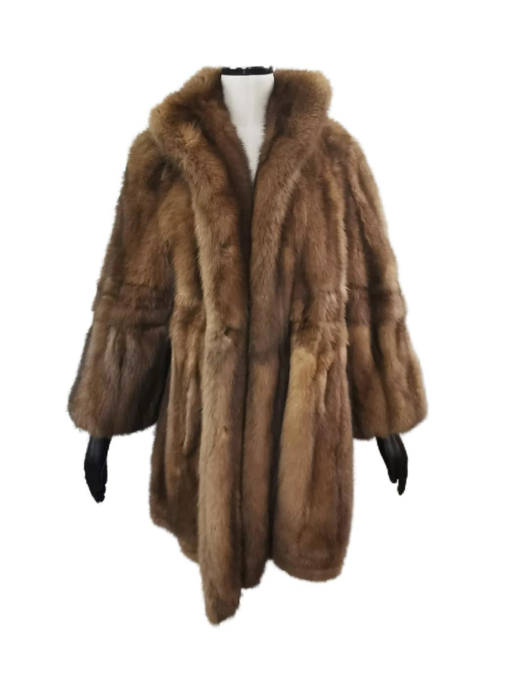 DESCRIPTION : 

Stunning Brand New Sable Fur Coat, with shawl collar, silk lining and wide sleeves

Made in Canada

MEASUREMENTS :

SIZE: 20-22

LENGTH: 36