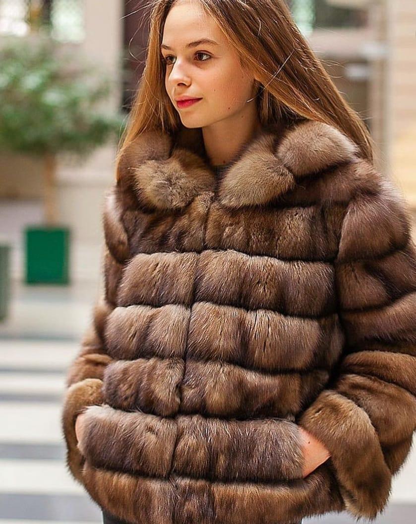 Manteau russe neuf en fourrure de sable taille M Neuf - En vente à Montreal, Quebec