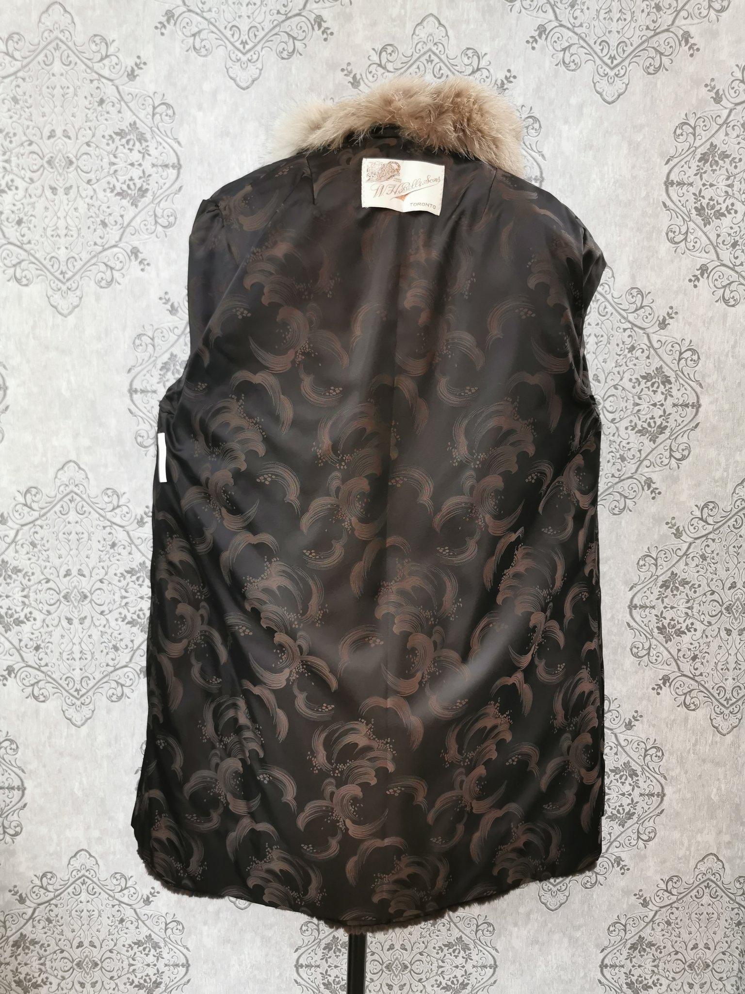 Brand new sheared Beaver fur coat with crystal fox trim size 8 In New Condition For Sale In Montreal, Quebec