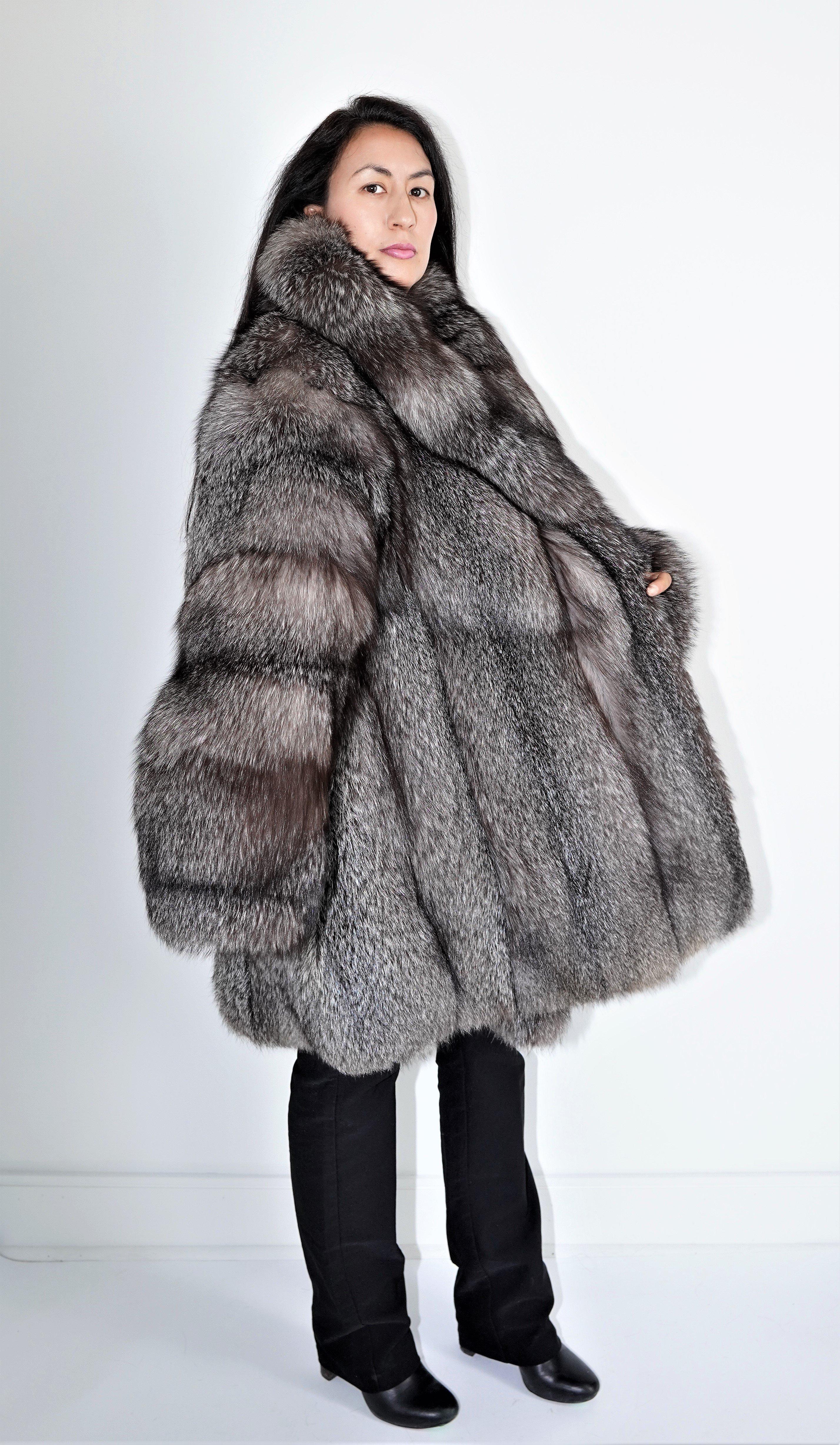 Pre-owned Silver Fox Fur Coat (Size 16-XL) In New Condition In Montreal, Quebec