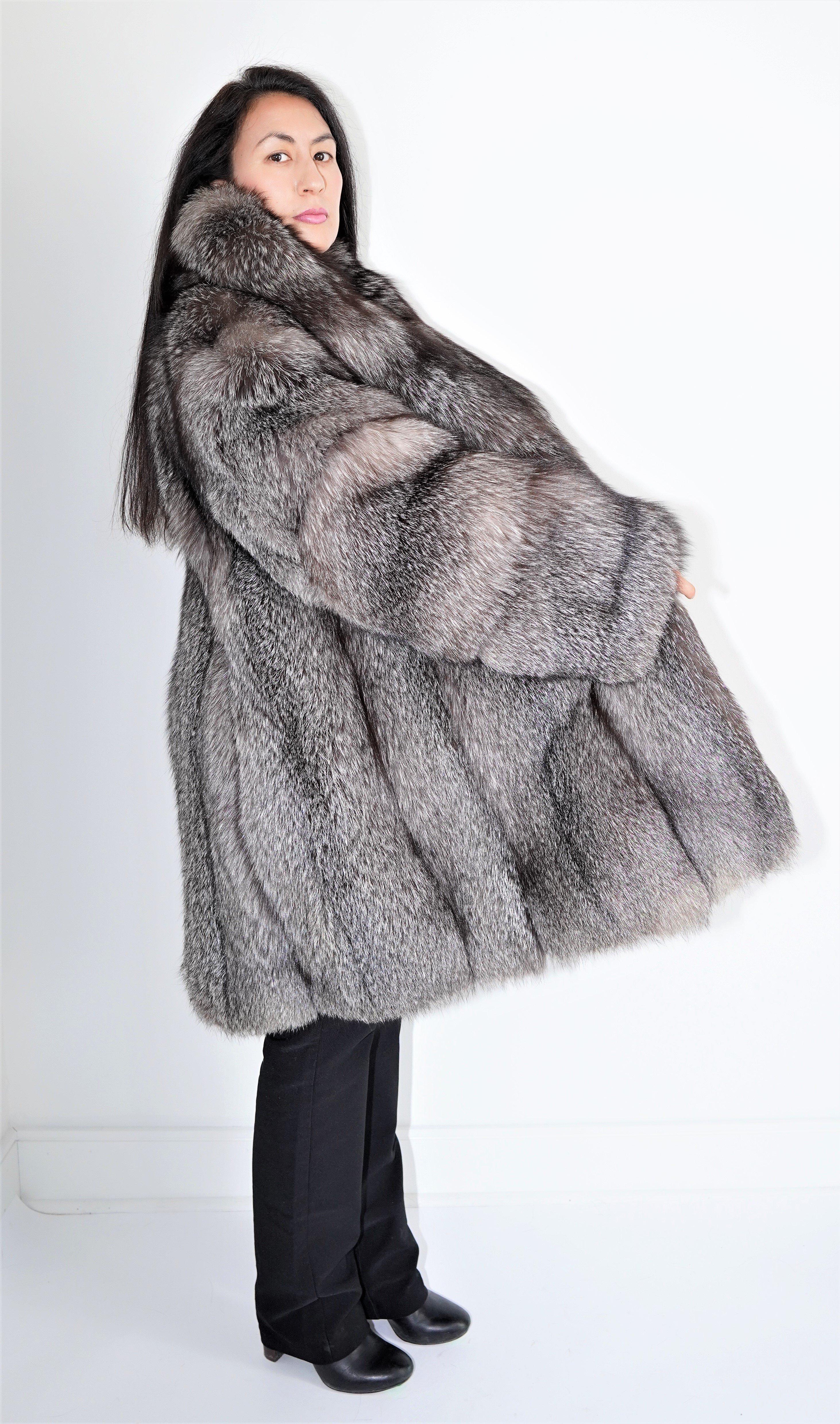 Women's Pre-owned Silver Fox Fur Coat (Size 16-XL)