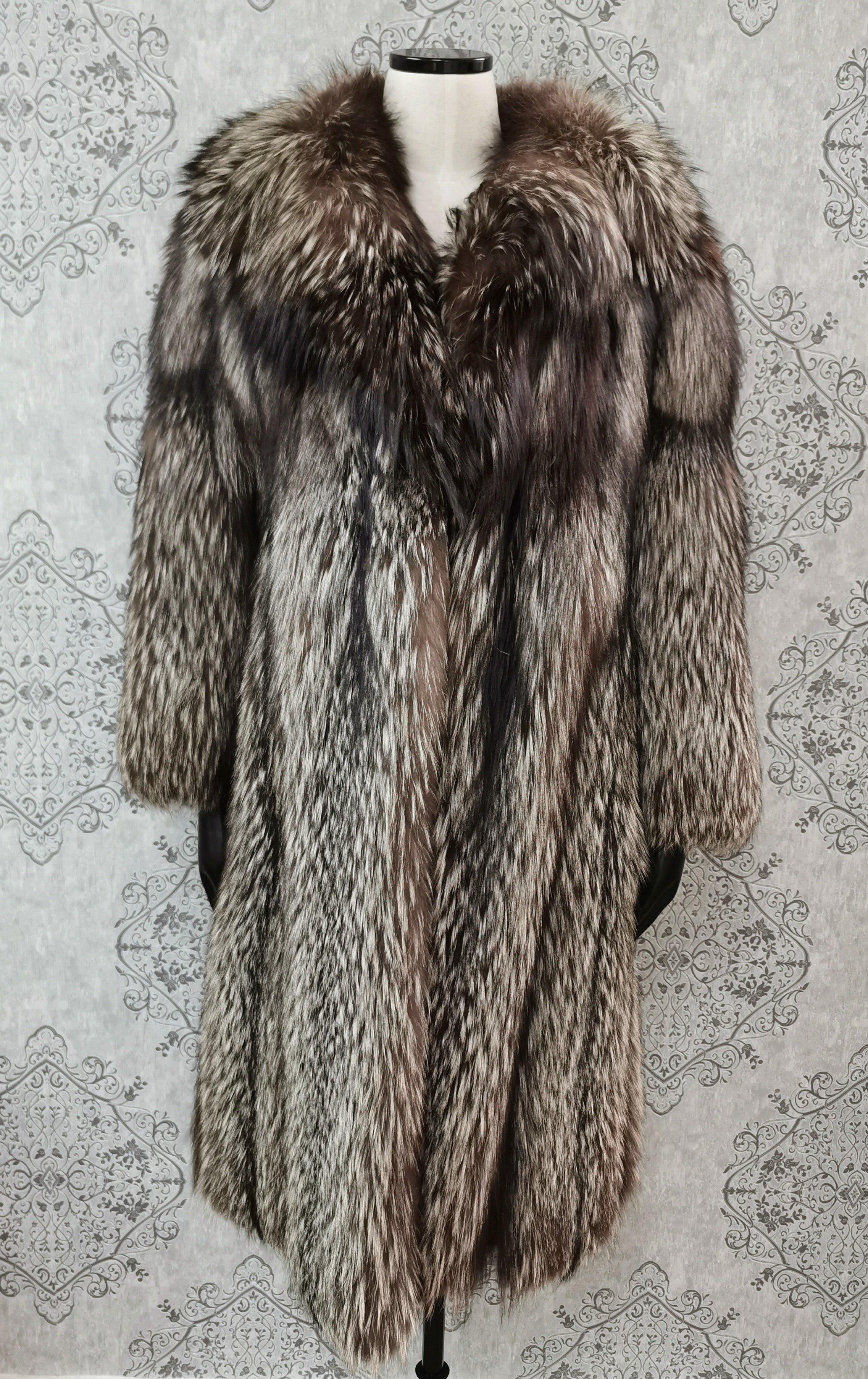 PRODUCT DESCRIPTION:

Brand new stylish Silver fox fur mid-length coat 

Condition: Like New

Closure: Hooks & Eyes

Color: Black, silver and gray

Material: Silver Fox

Garment type: Mid-length Coat

Sleeves: Straight

Pockets: Two side