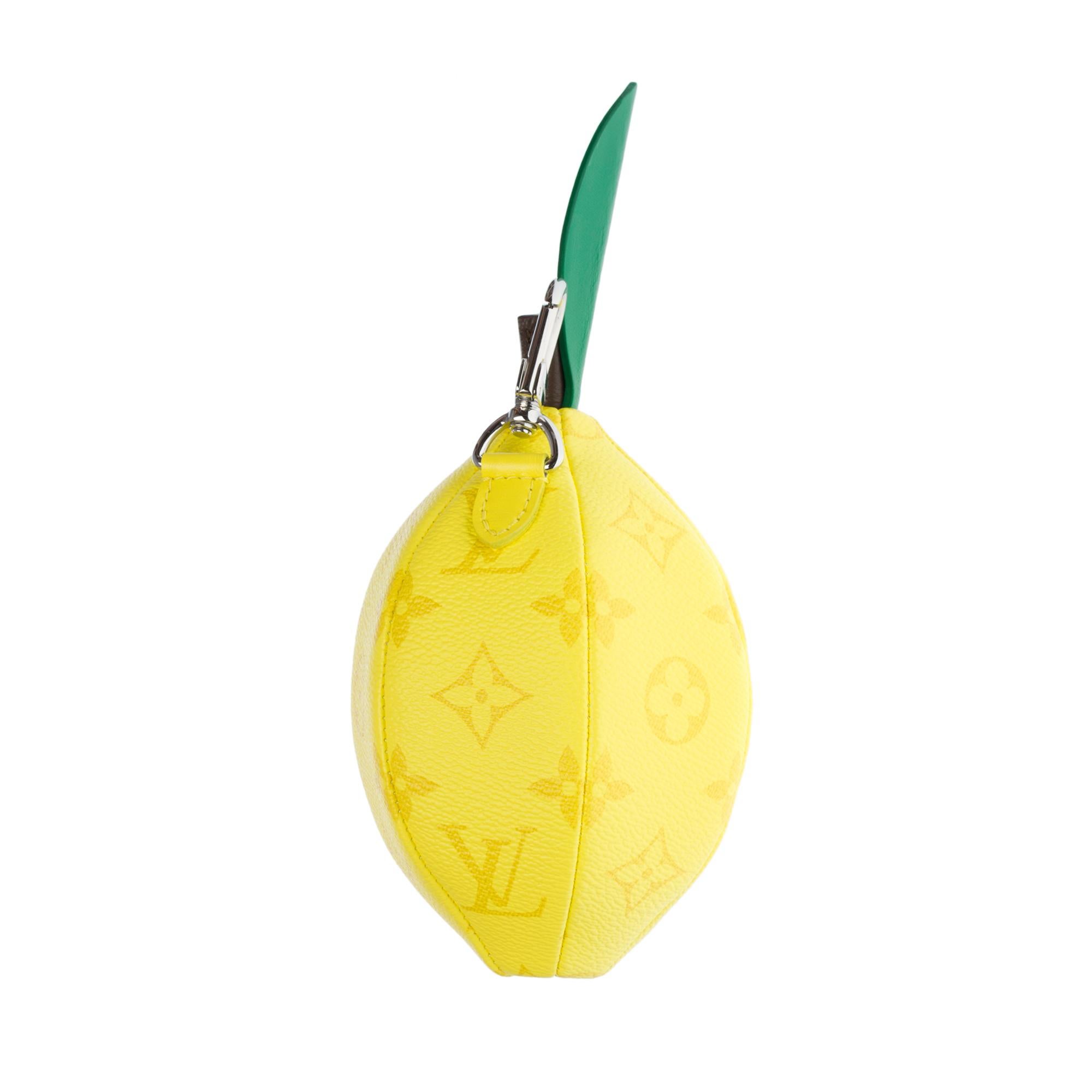 Presented during Virgil Abloh’s «Amen Break» show for the Spring-Summer 2022 collection, this new Lemon Pouch pouch is as clever as it is spectacular. Taking up the shape and color of a real lemon, it combines Louis Vuitton’s historic Monogram