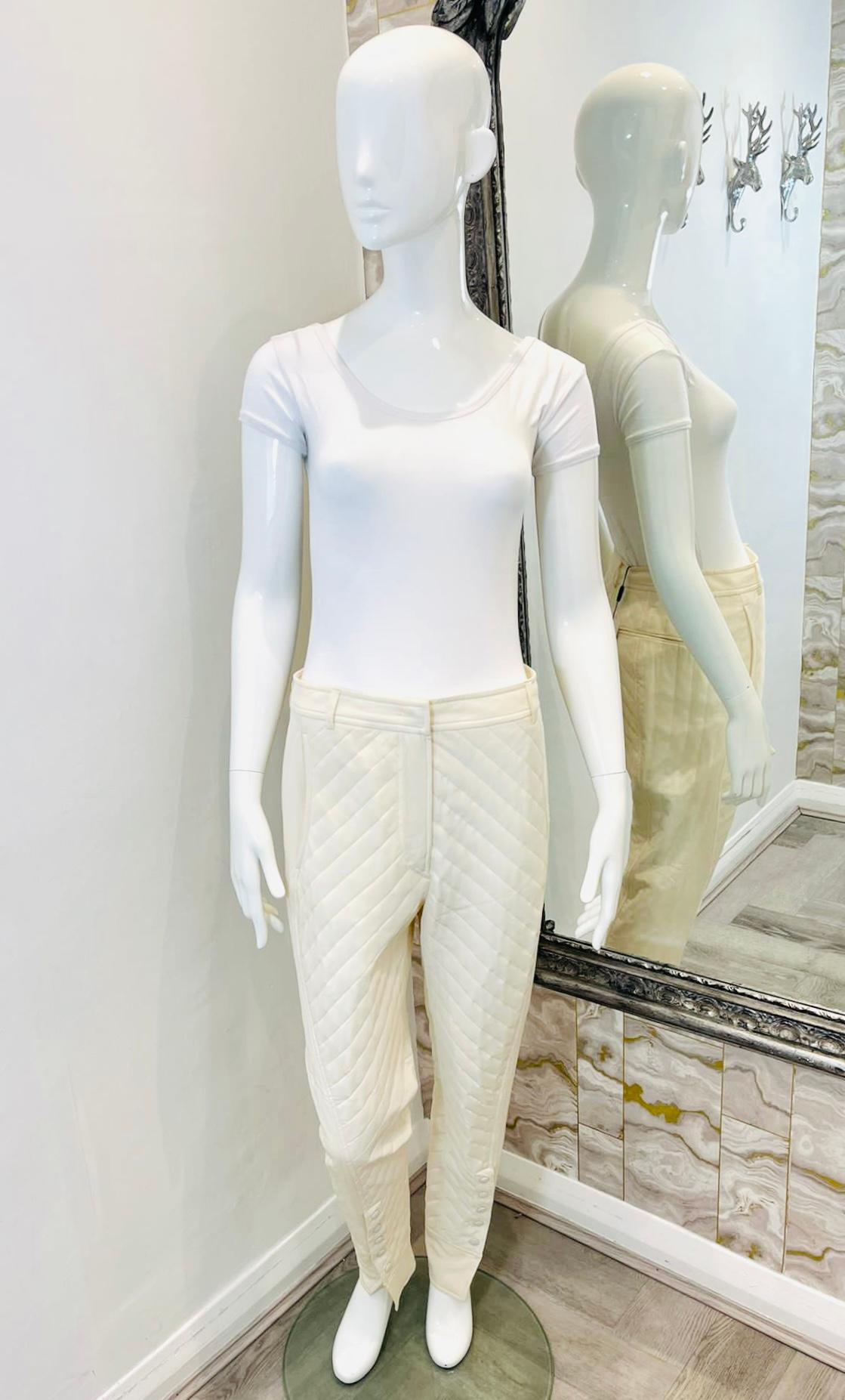 Brand New - Sportmax Silk Trousers

Ivory trousers designed with a quilted texture.

Detailed with white logo engraved snapped cuffs and high rise.

Featuring welt pockets to rear and hook and button centre fastening.

Size – 36FR

Condition – Brand