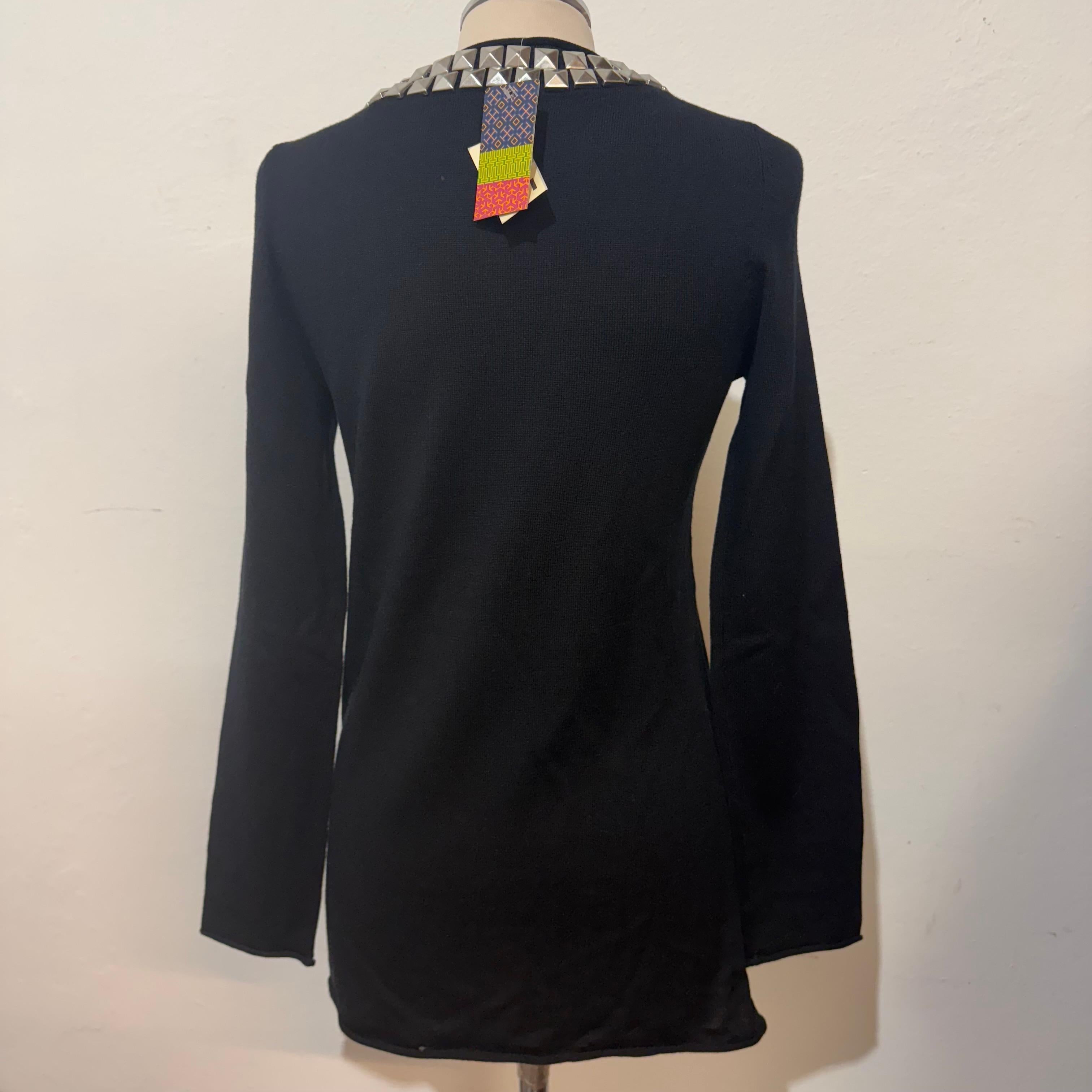 Tory Burch brand new top/sweater
100% Merino wool
Black color
Studs
Long sleeve
V neck
Shoulder/hem length cm 67 (26,3 inches)
Shoulder cm 34 (13,3 inches)
Original price € 800
Fast international shipping from Italy included in the price