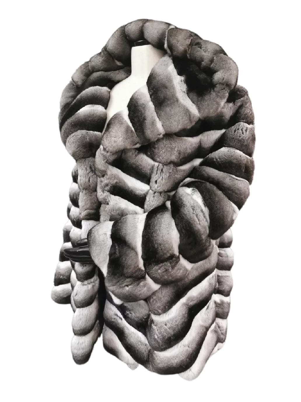 Manteau unisexe unisexe à col à capuche en fourrure de chinchilla, 16 L, neuf Neuf - En vente à Montreal, Quebec