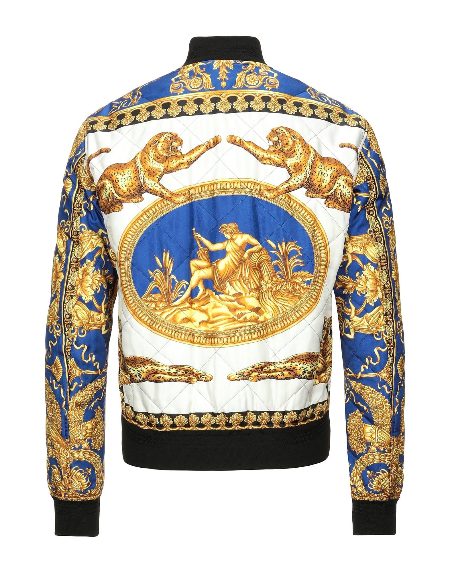 VERSACE  

Twill, quilted, no appliqués, 
designer's motif, single-breasted , 
zipper closure, round collar, multipockets, 
long sleeves,
 internal padding

Content: 100% Silk, Cotton, Elastane  

Italian size is 46- US M

Length 26.91 inches


Made