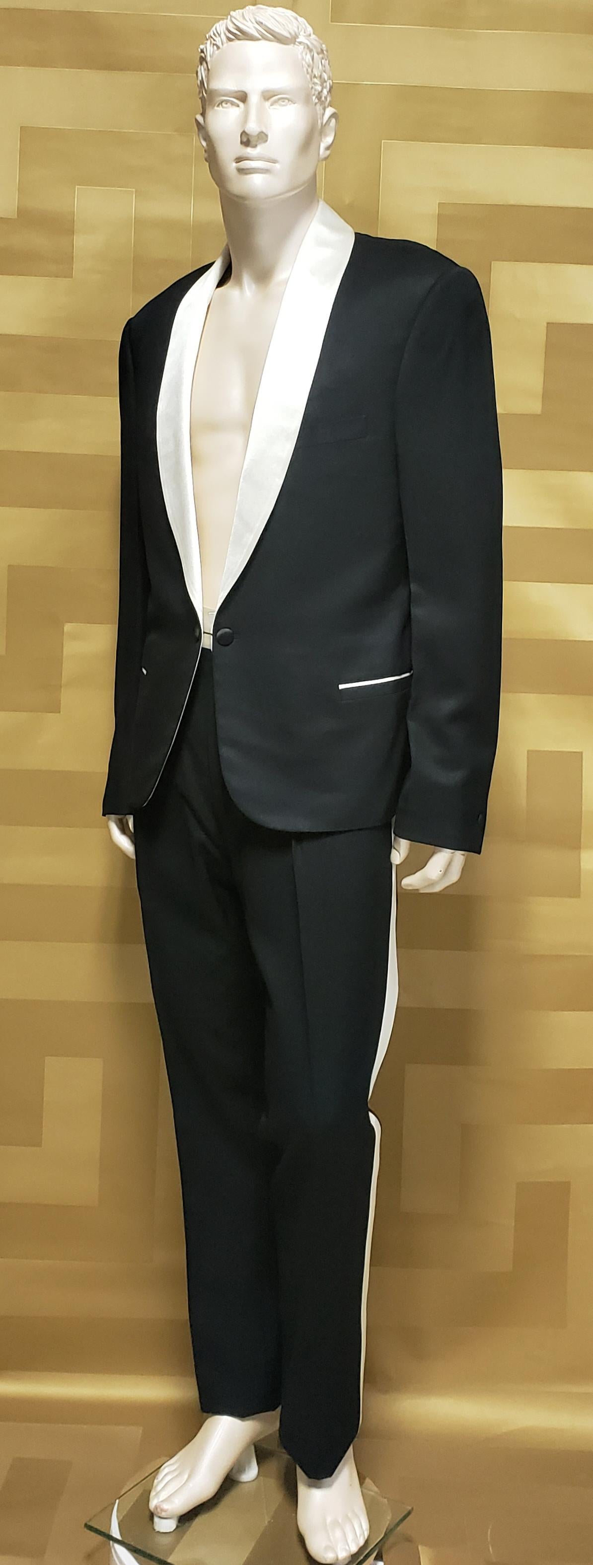  VERSACE 

Black tuxedo suit  
Optic white silk collar and waist. 
The pockets are also trimmed with optic white silk.

IT Size 50 -  US 40 (L)



Measurements:
Jacket:
shoulder to shoulder 20