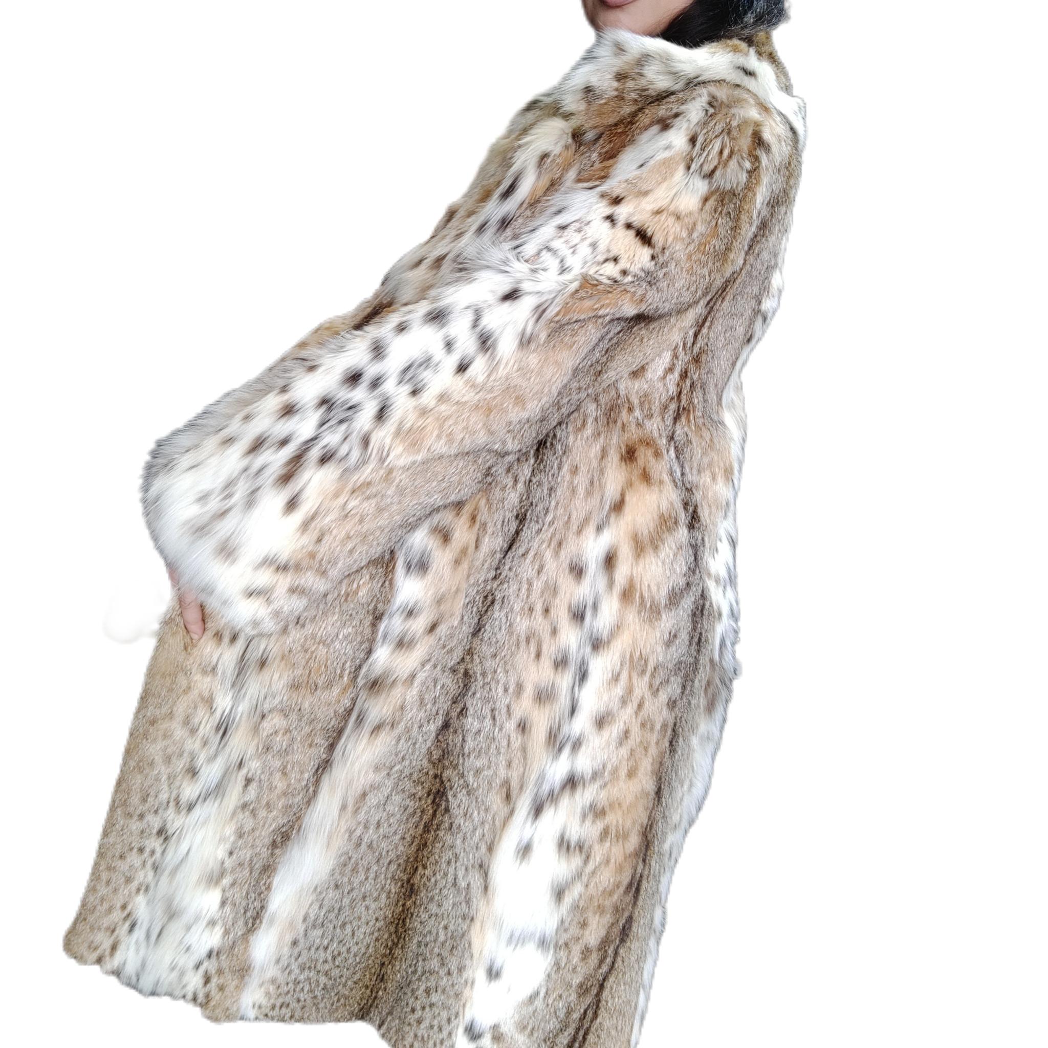 DESCRIPTION : BRAND NEW LYNX FUR COAT SIZE 4-6 

Portrait collar, straight sleeves, supple skins, beautiful fresh fur, european german clasps for closure, too slit pockets, nice big full pelts skins in excellent condition.

This item is made in
