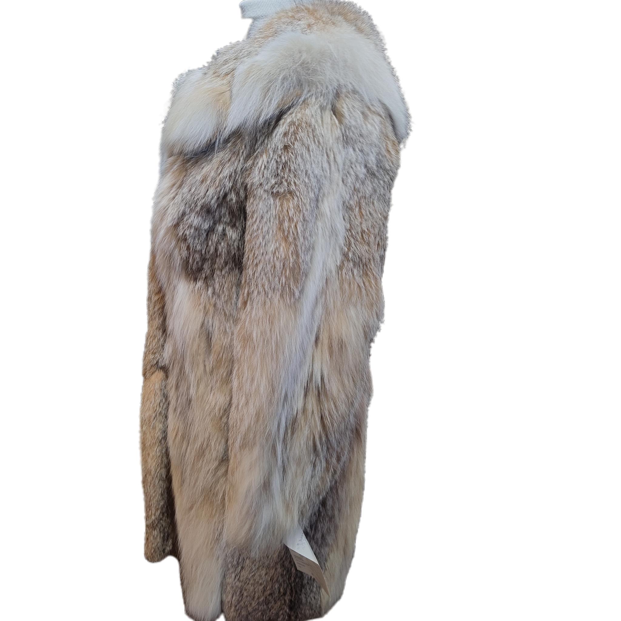 DESCRIPCIÓN : ABRIGO DE PIEL DE LINCE NUEVO A ESTRENAR TALLA 6-8

Cuello de retrato, mangas rectas, pieles flexibles, hermosa piel fresca, broches alemanes europeos para el cierre, bolsillos demasiado hendidos, bonitas pieles grandes y enteras en