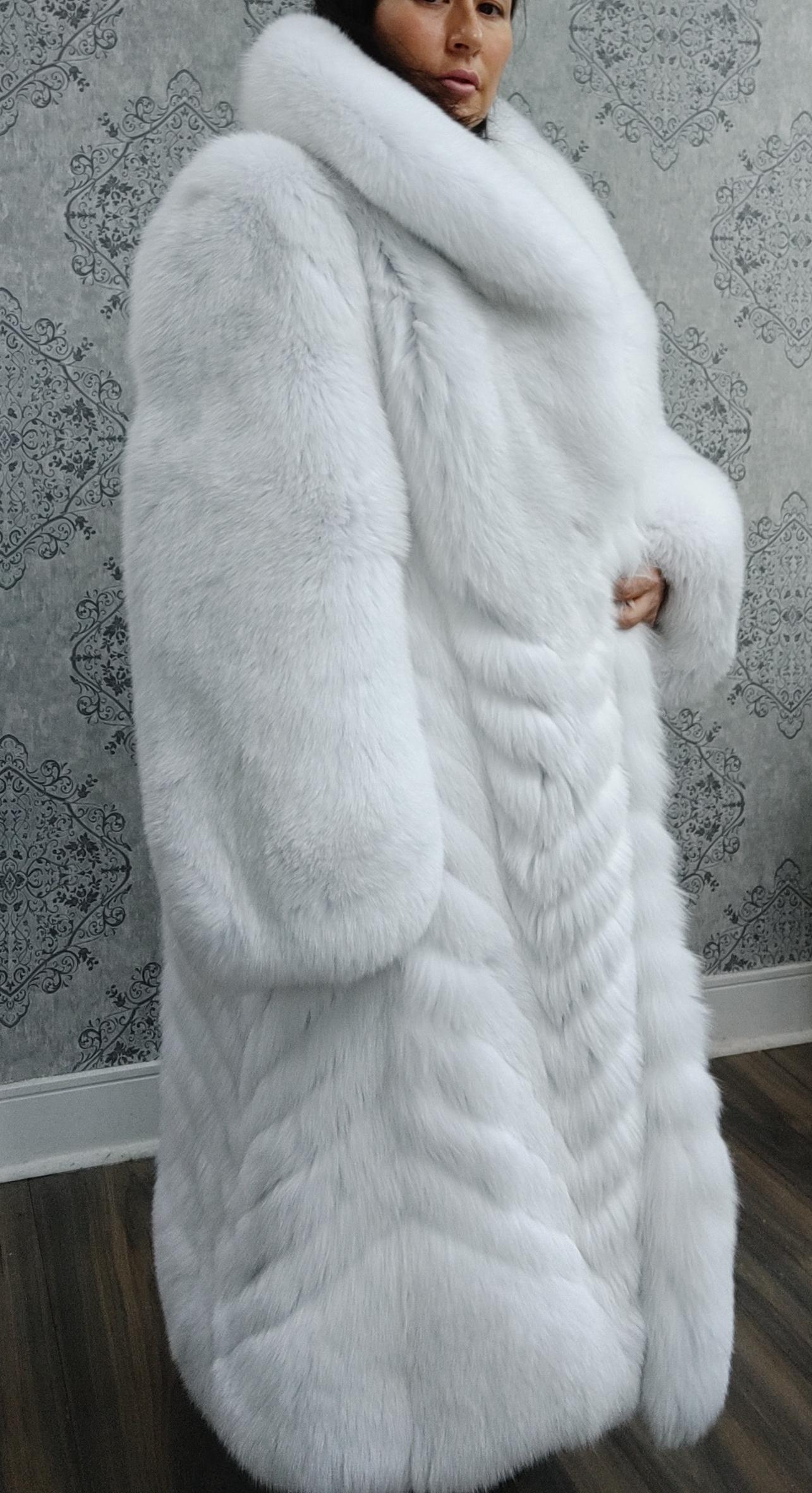 PRODUCT DESCRIPTION:

Brand new luxurious Fox fur coat 

Condition: Brand New

Closure: German hook

Color: White

Material:  Fox

Garment type: Coat

Sleeves: Straight

Pockets: slit pockets

Collar: Portrait

Lining: Shirred Silk satin

Made in