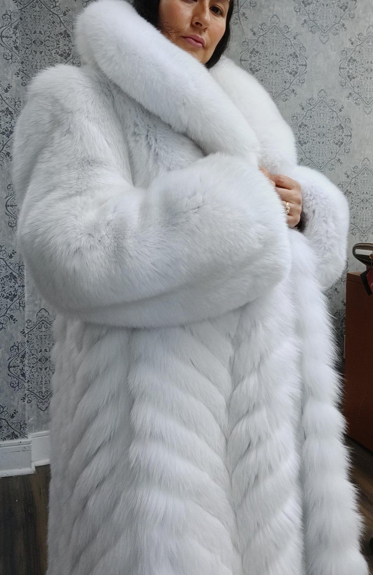 Brand new white fox fur coat size L For Sale at 1stDibs big