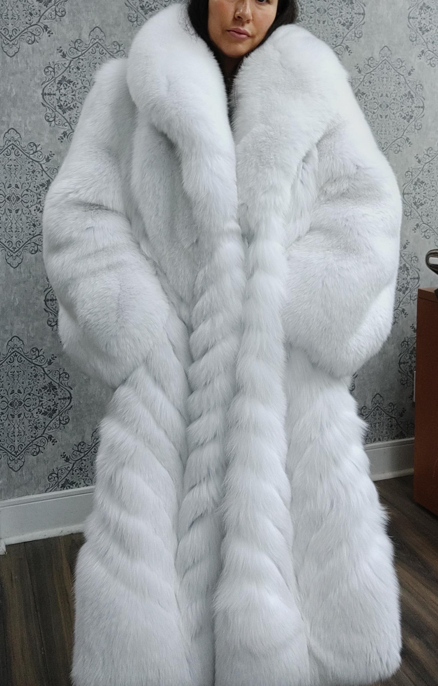 Gray Brand new white fox fur coat size L For Sale