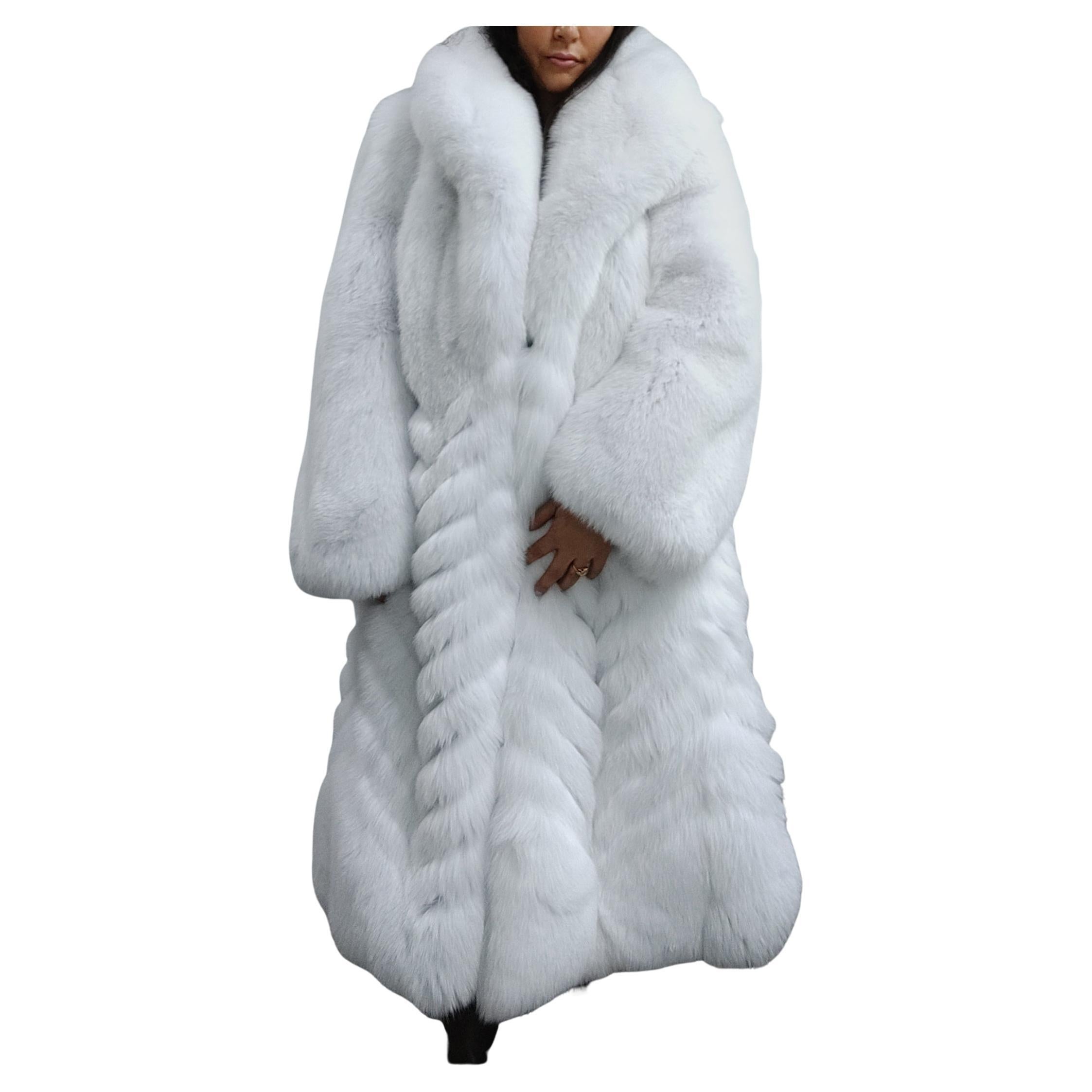 Brand new white fox fur coat size L For Sale