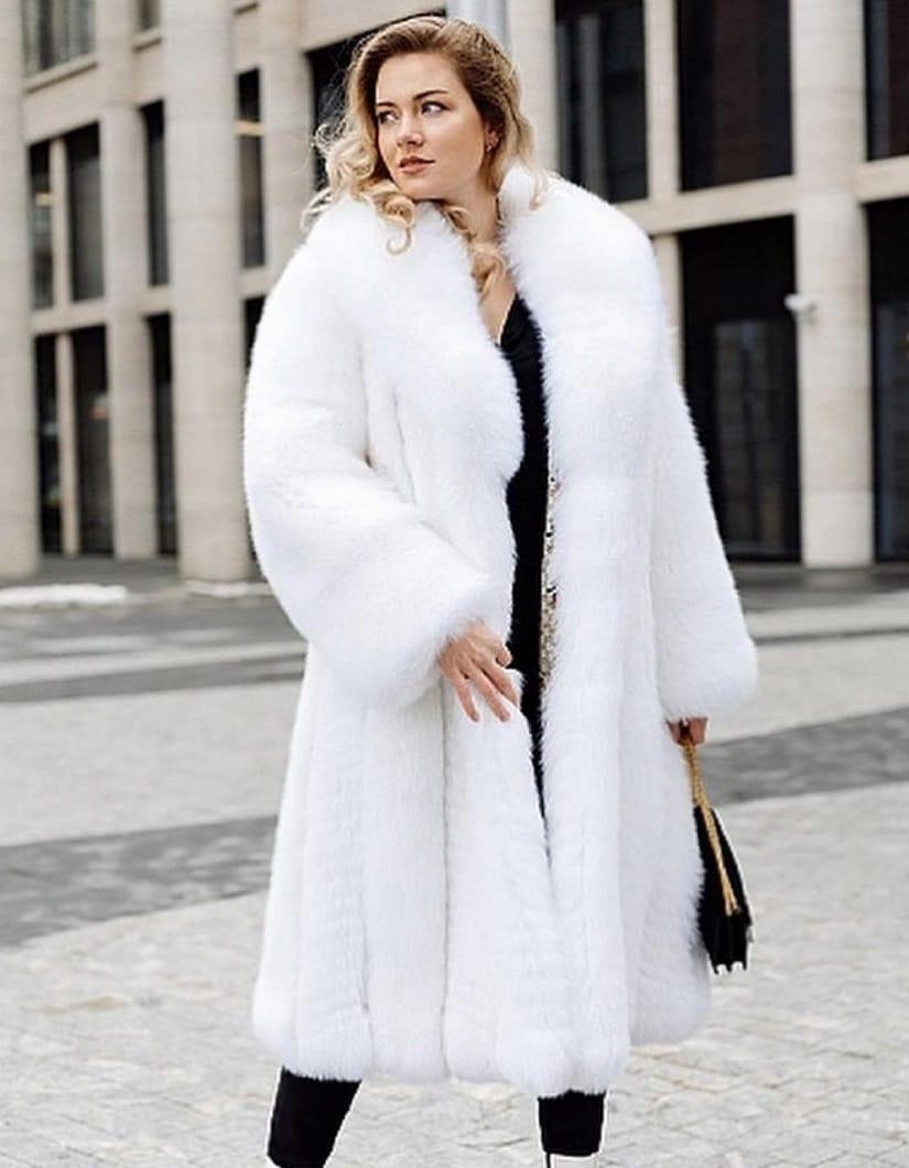 PRODUCT DESCRIPTION:

Brand new luxurious Fox fur coat 

Condition: Brand New

Closure: Hook and eye

Color: White

Material:  Fox

Garment type: Coat

Sleeves: Straight

Pockets: Slit pockets

Collar: Portrait

Lining: Shirred Silk satin

Made in