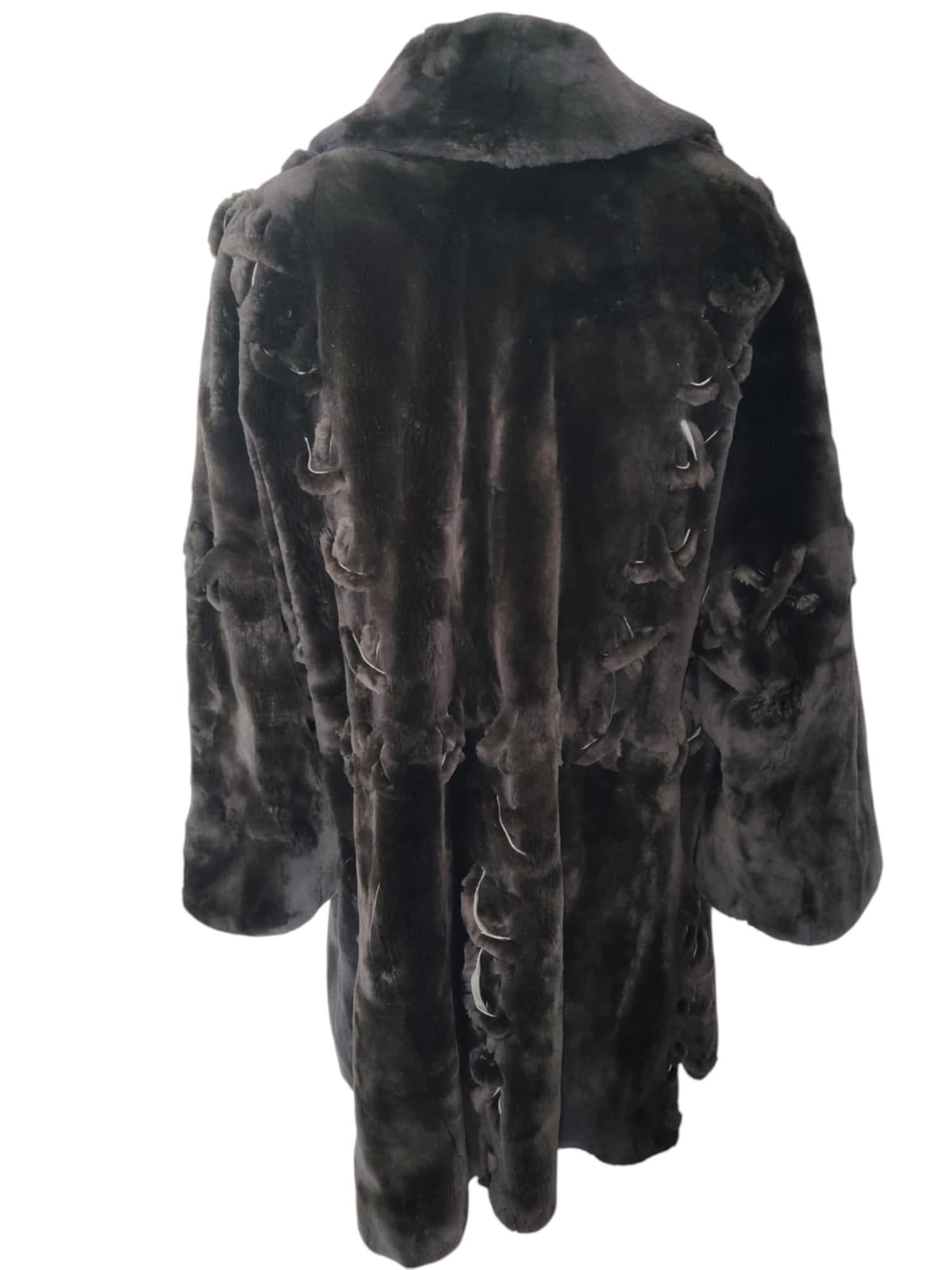 Brand New Zuki Sheared Beaver Fur Coat with Fur Trim (Size 14) For Sale 4