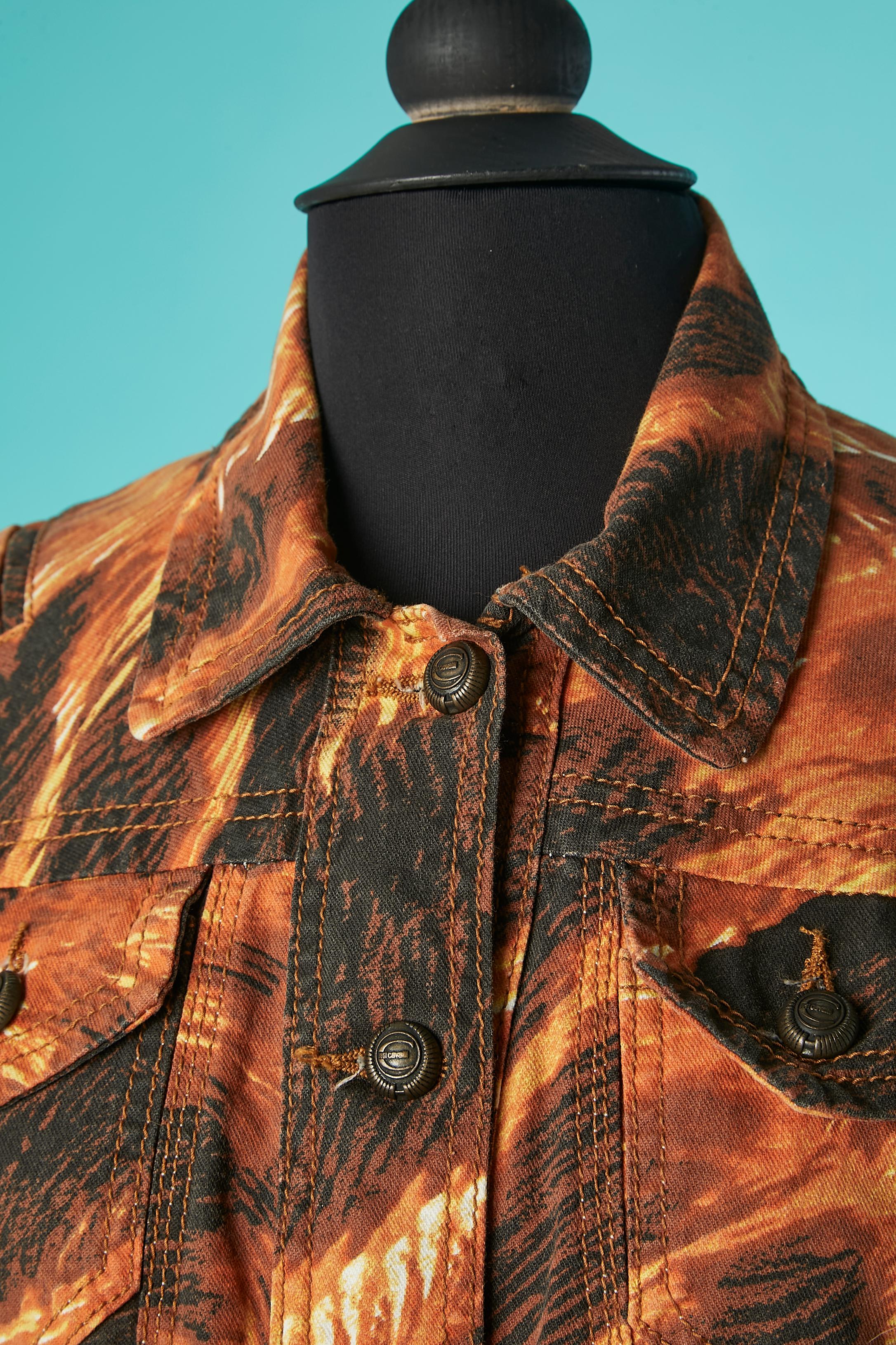 Printed cotton jacket. Fabric composition: 98% cotton, 2% stretch.
Branded button and buttonhole. Top-stitched. Cut-work. Branded studs.

SIZE S 