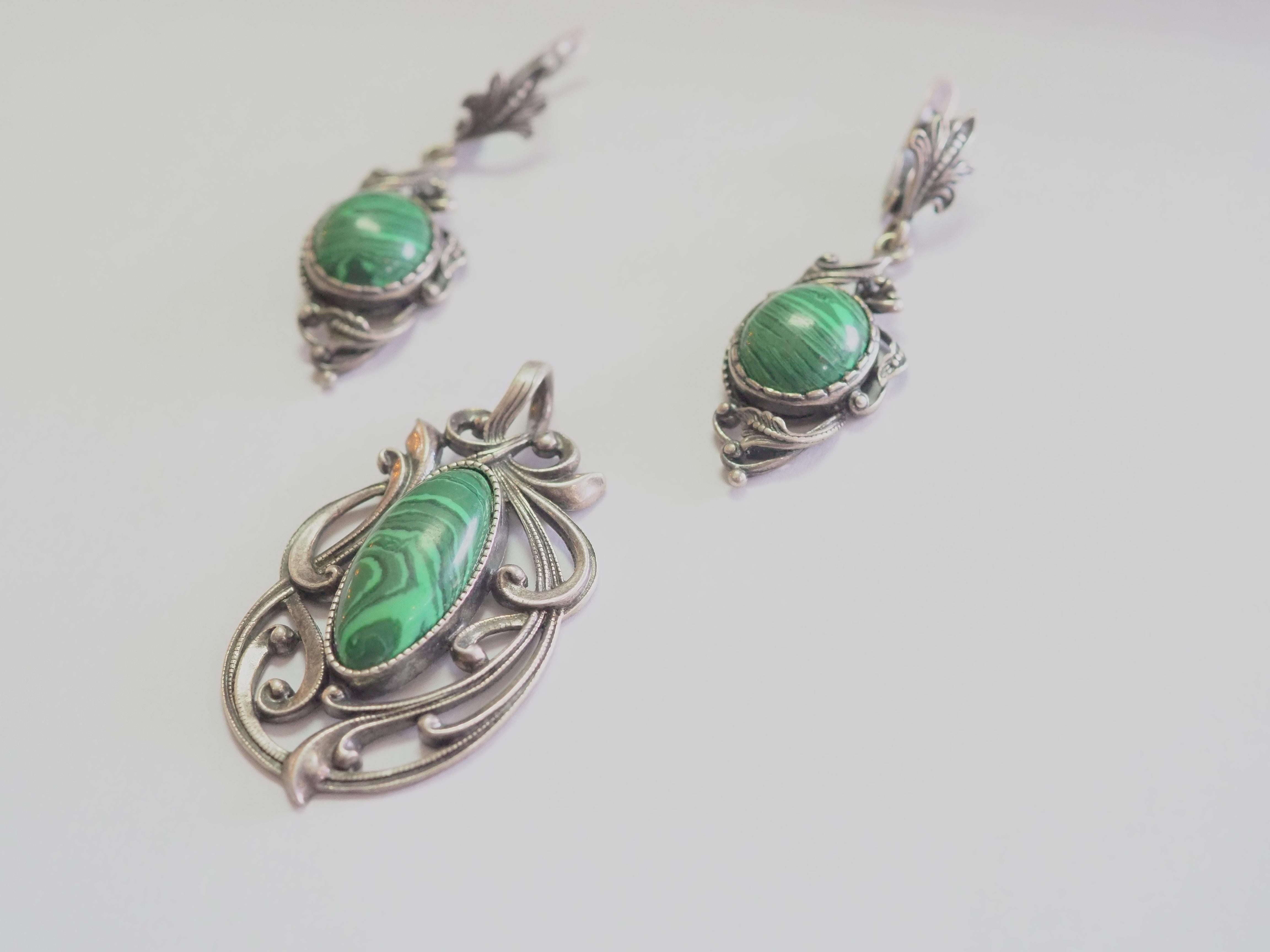 A very beautiful and delicate pendant and earring in sterling silver for both wearing everyday and for formal wearing. The pendant includes a gorgeous and flawless cabochon malachite stone arranged and inlaid masterfully. The long dangle earrings