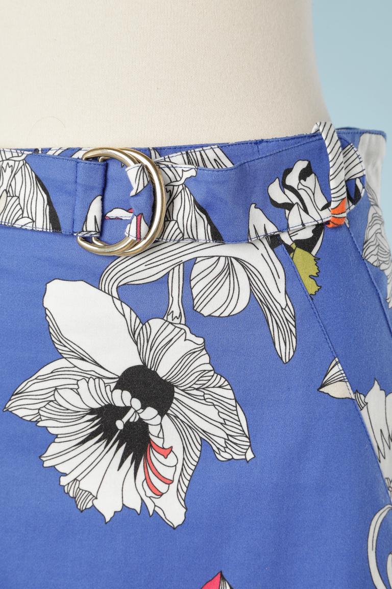 Flower printed skirt with gold metal buckle belt. Cutwork.Belt loop
Silk lining. Split middle back= 20 cm 
42 (It) 38 (Fr) 8 (Us)