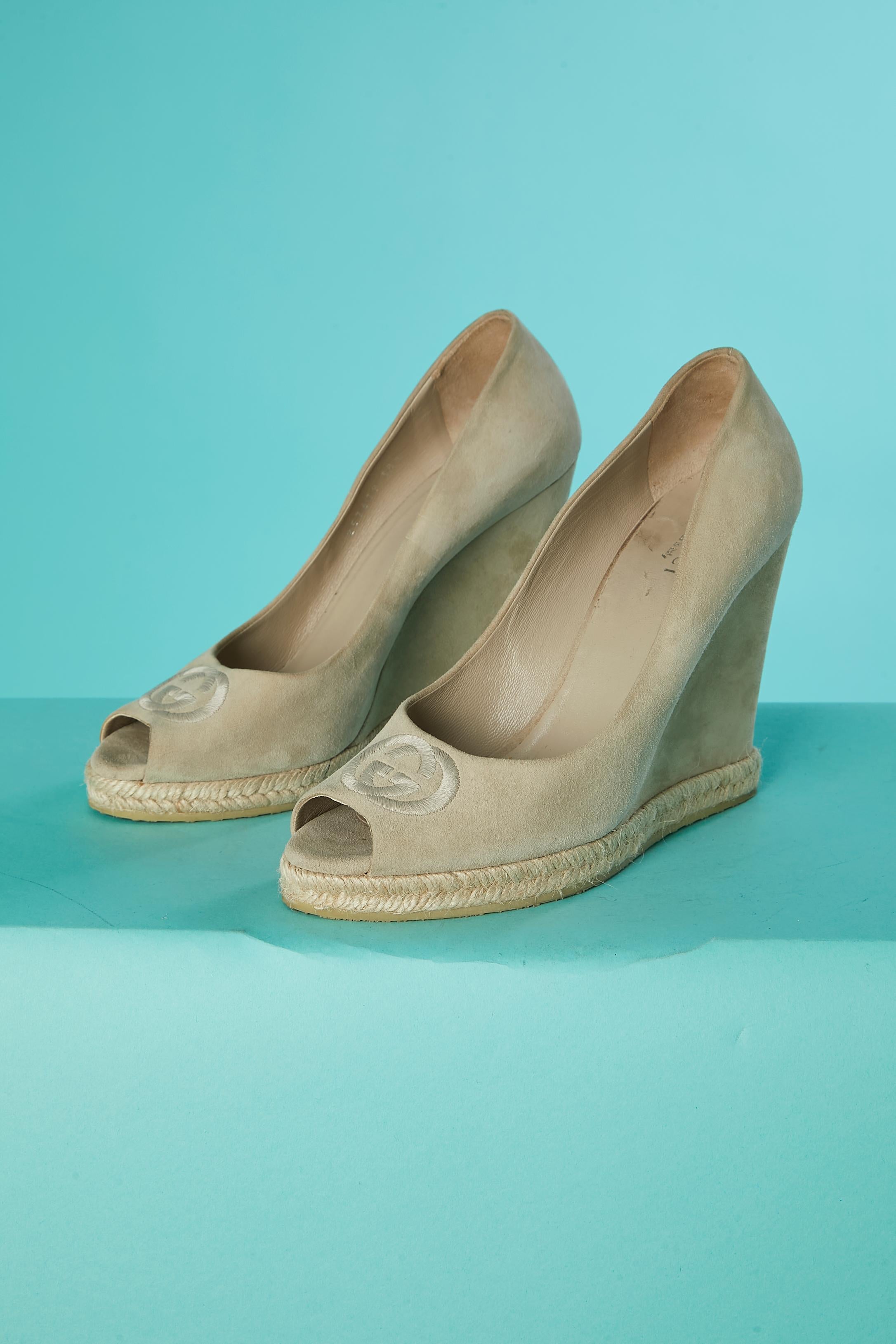 Branded wedge heel open-toe shoes in beige suede and cord sole.
Heel's height : 11 cm
Plateform height : 2 cm
SHOE SIZE : 38,5 (EU) 7 (US) 
