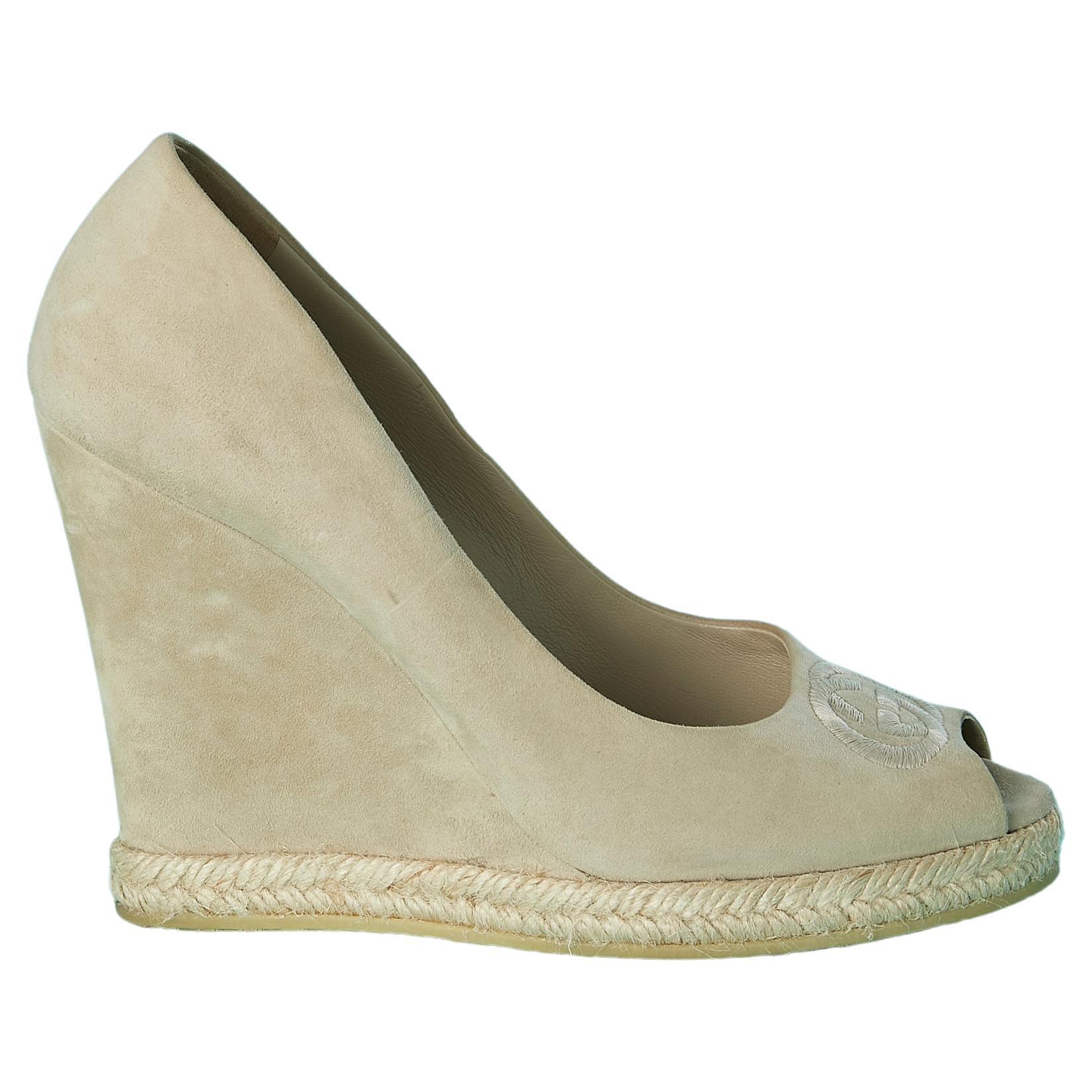Branded "GG" wedge heel open-toe shoes in beige suede and cord sole Gucci  For Sale