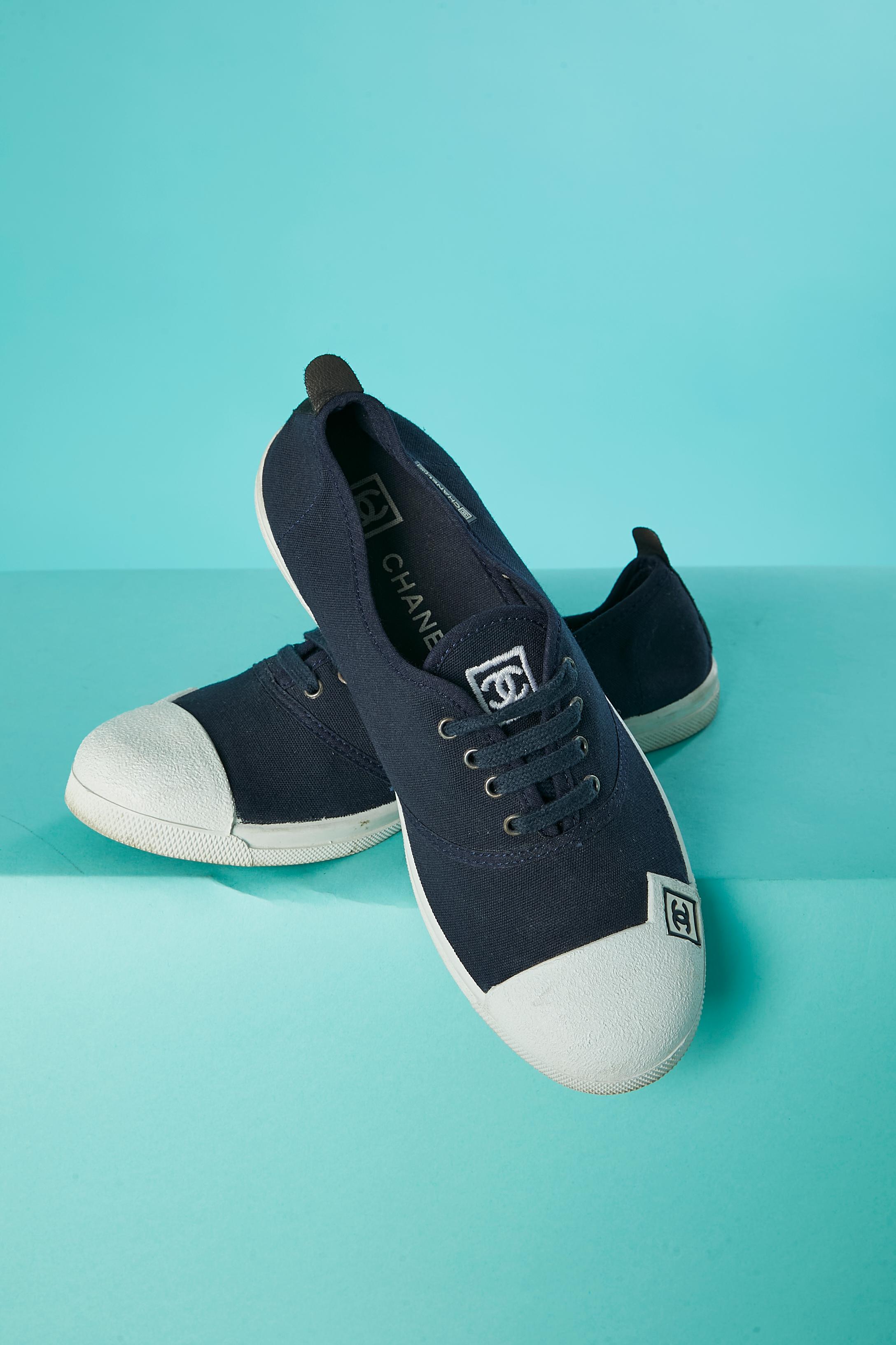 Branded old school style tennis sneakers in navy cotton and white rubber. 
SHOE SIZE : 38