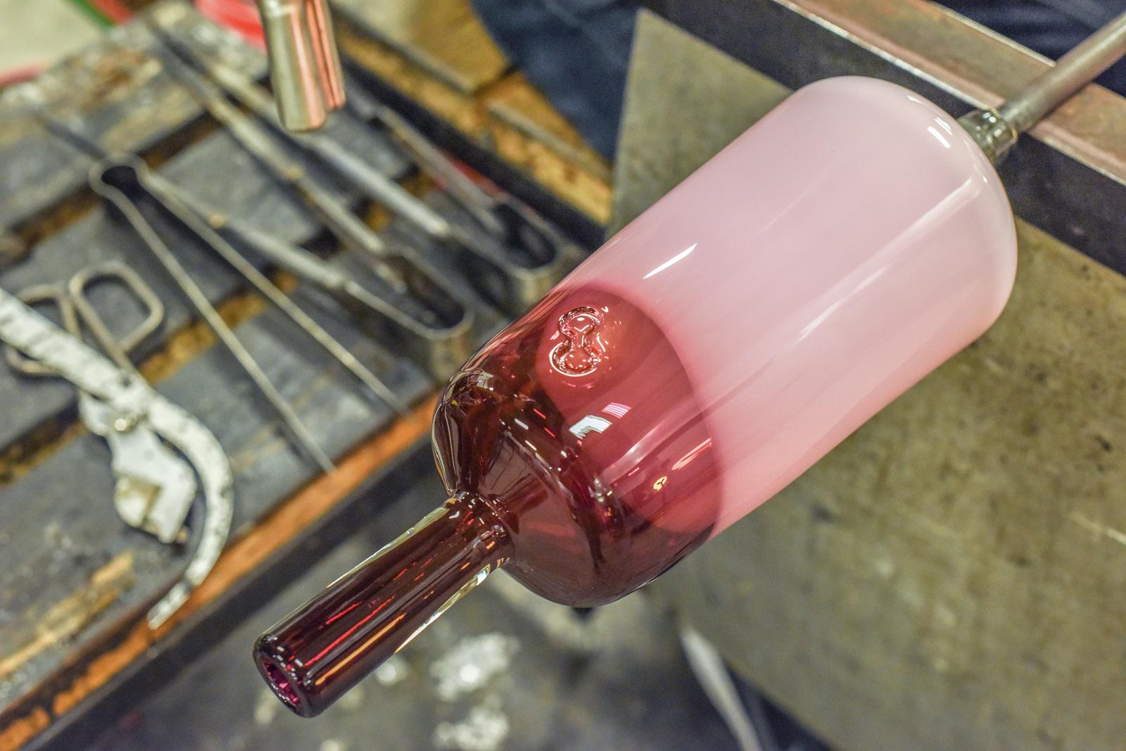 Set von zwei handgefertigten zeitgenössischen Glasgefäßen der Marke Branded Series in Rubin (Geblasenes Glas) im Angebot