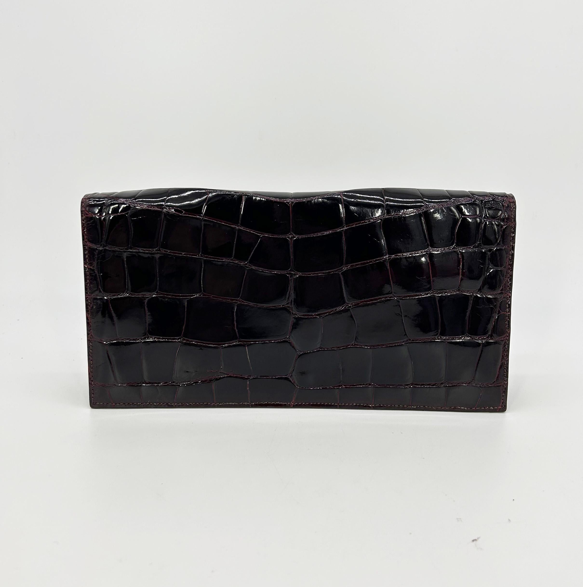 Brandell Dark Ruby Red Alligator Uptown Envelope Clutch (Grau) im Angebot