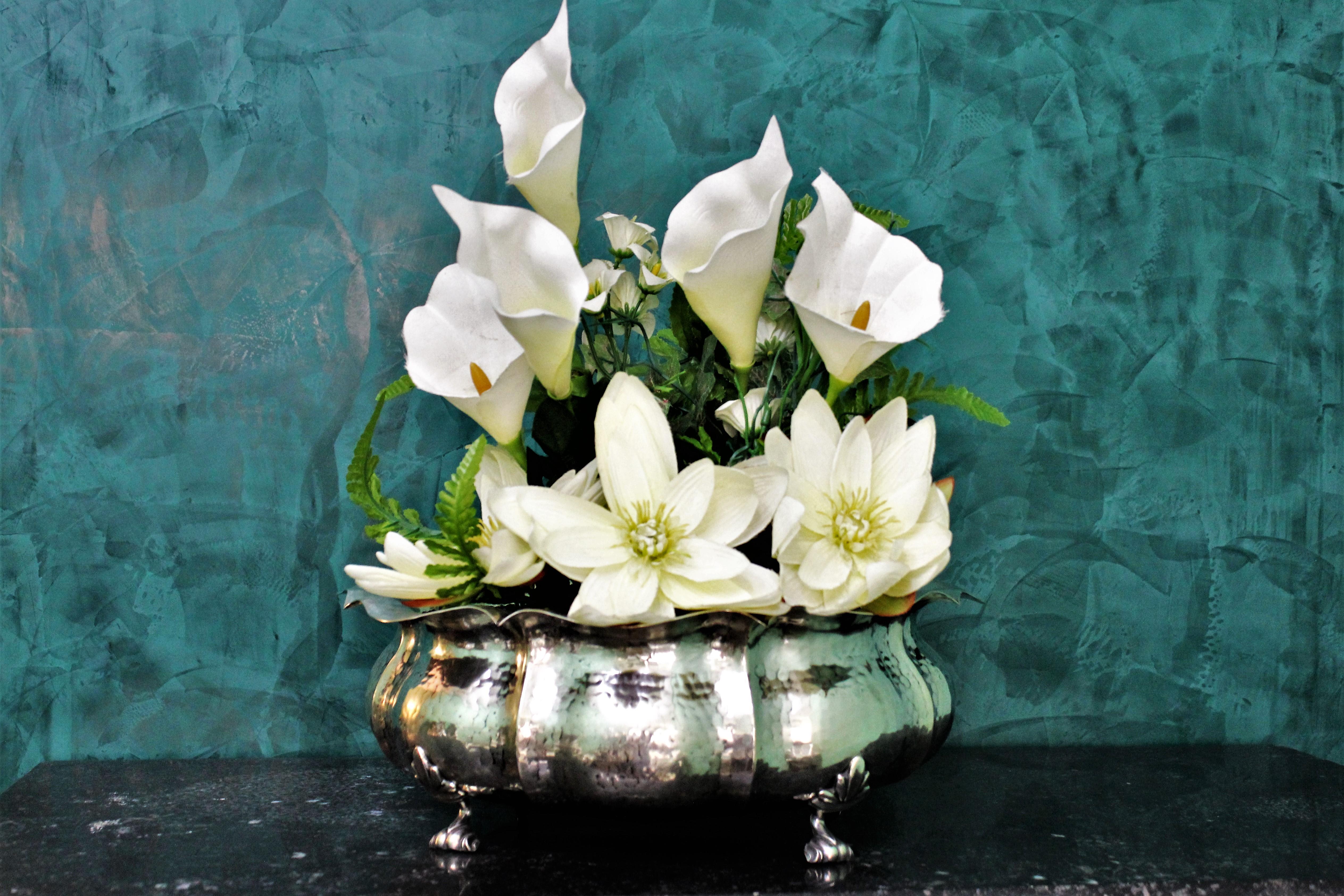 Beautiful silver bowl realized by the famous silversmith Brandimarte from Florence, Italy.
Hand worked and hammered, realized, circa 1950s.
Silver 800/1000.
Dimensions: Weight 1212 gr. width 34 cm, depth 31 cm, height 12.5 cm
Good condition,