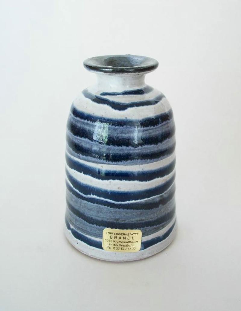 BRANDL - Vaso in miniatura di Studio Pottery della metà del secolo scorso - terracotta lavorata alla ruota - forma affusolata con bordo piatto e svasato - smalto blu a strascico dipinto a mano - etichetta firmata/originale attaccata - Austria