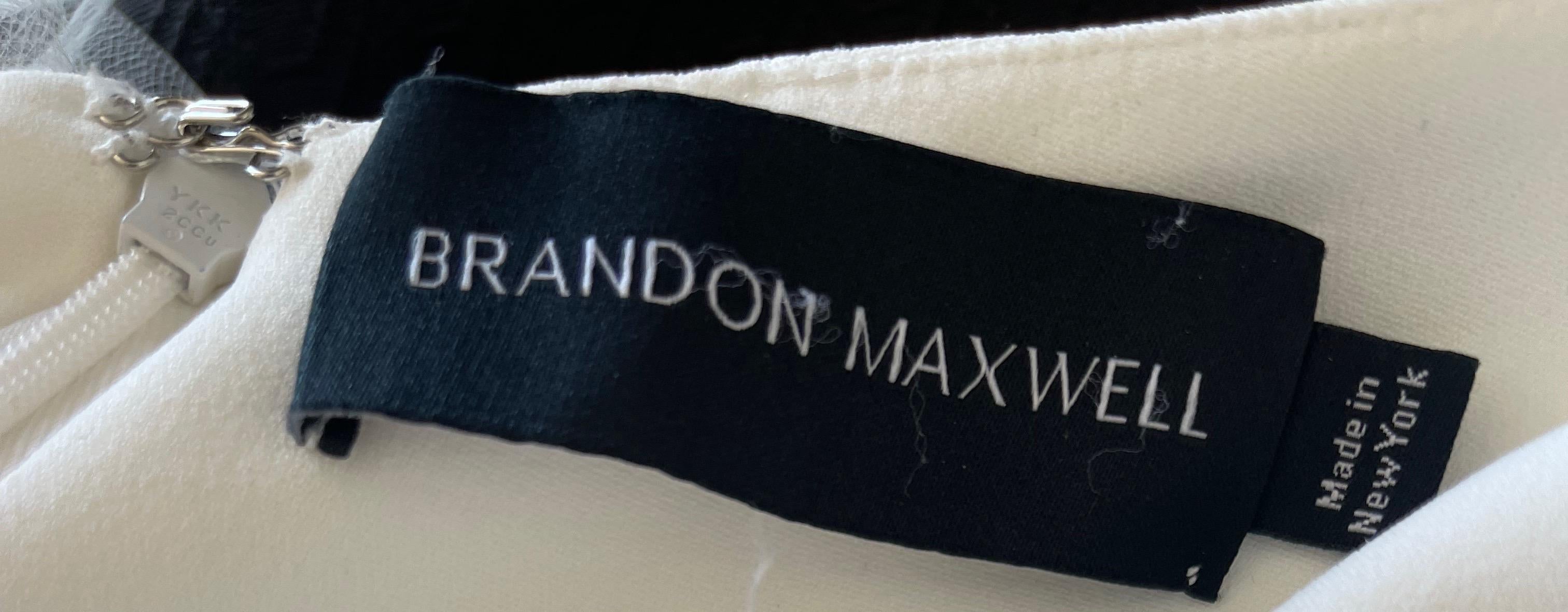 Elegante vestido Grecian de Brandon Maxwell con hombros descubiertos y escote halter blanco. Presenta un corpiño entallado con un favorecedor fajín a modo de chal que cubre los brazos y cuelga en la espalda. Cremallera oculta en la espalda con